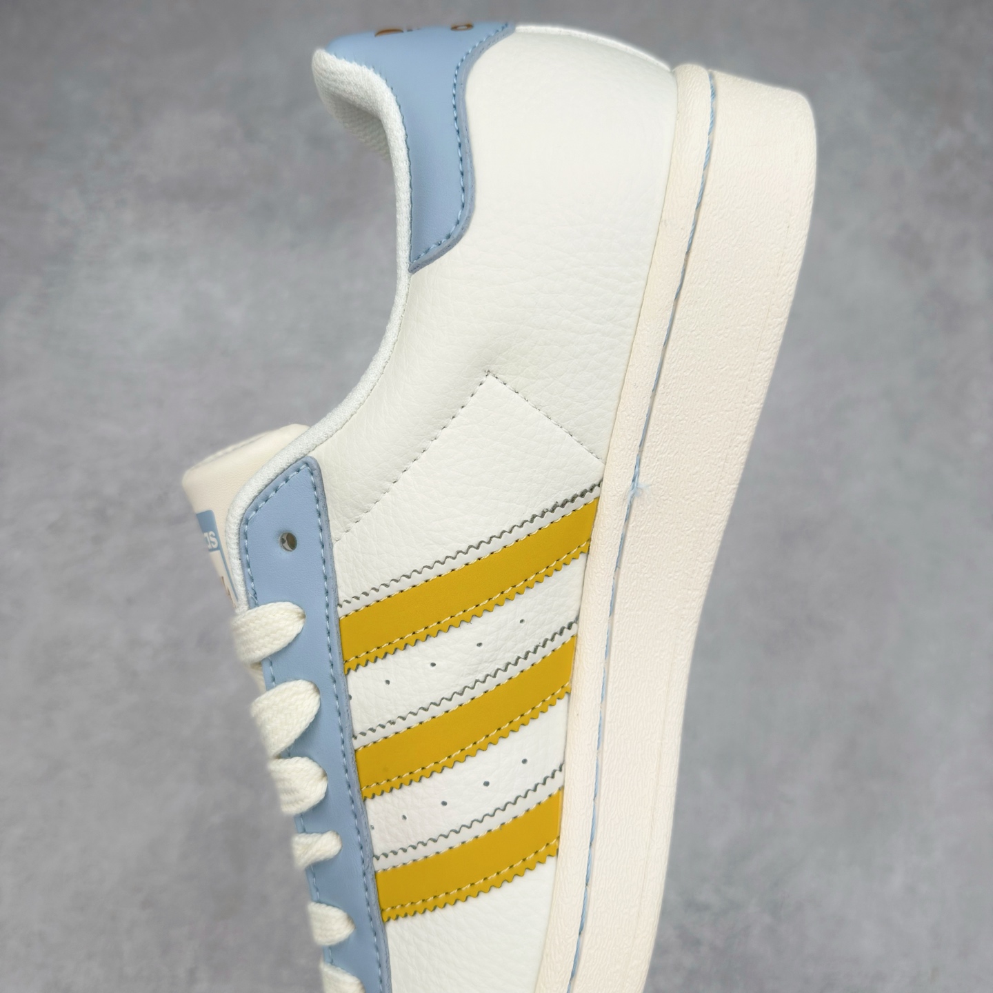 图片[7]-＃C2 AD Originals Superstar 经典复古贝壳头板鞋 SD6812 诞生于1969年 是第一双将全皮面鞋 身与橡胶鞋头结合在一起的低帮篮球鞋 Superstar最开始 是作为高帮篮球鞋Pro Model的低帮版本而出现的 但因为其独特和醒目的橡胶鞋头造型而让大家熟知 被大家形象地称为\\\”shelltoe\\\”贝壳头 在70年代的美国职业篮球场上 接近3/4的NBA球员都将这双Superstar作为场上用鞋 80年代之后 经过不断的改良和发展 Superstar逐渐成为横跨时装、音乐、街头文化、休闲和运动等各大领域的时尚潮鞋 尺码：36 36.5 37 38 38.5 39 40 40.5 41 42 42.5 43 44 44.5 45-选品中心