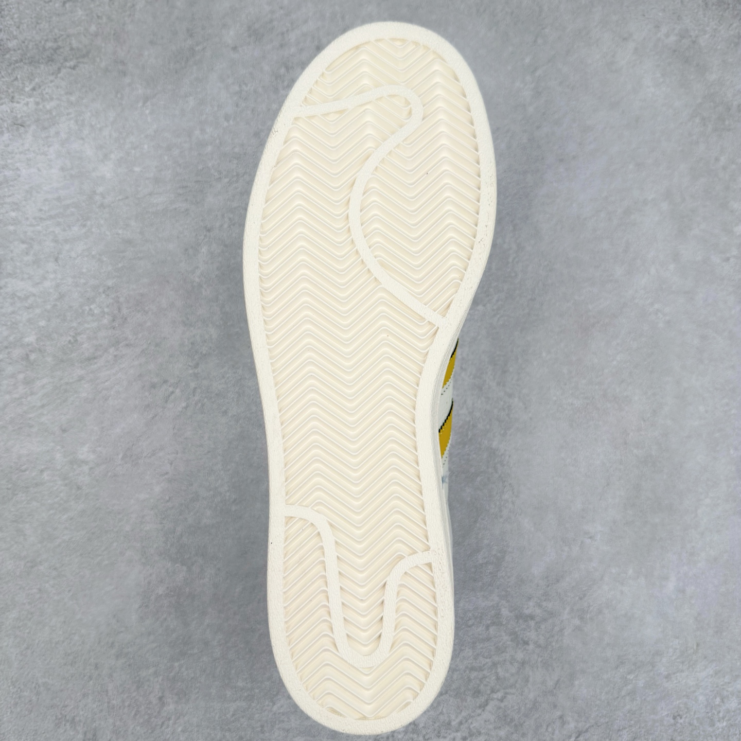 图片[9]-＃C2 AD Originals Superstar 经典复古贝壳头板鞋 SD6812 诞生于1969年 是第一双将全皮面鞋 身与橡胶鞋头结合在一起的低帮篮球鞋 Superstar最开始 是作为高帮篮球鞋Pro Model的低帮版本而出现的 但因为其独特和醒目的橡胶鞋头造型而让大家熟知 被大家形象地称为\\\”shelltoe\\\”贝壳头 在70年代的美国职业篮球场上 接近3/4的NBA球员都将这双Superstar作为场上用鞋 80年代之后 经过不断的改良和发展 Superstar逐渐成为横跨时装、音乐、街头文化、休闲和运动等各大领域的时尚潮鞋 尺码：36 36.5 37 38 38.5 39 40 40.5 41 42 42.5 43 44 44.5 45-选品中心