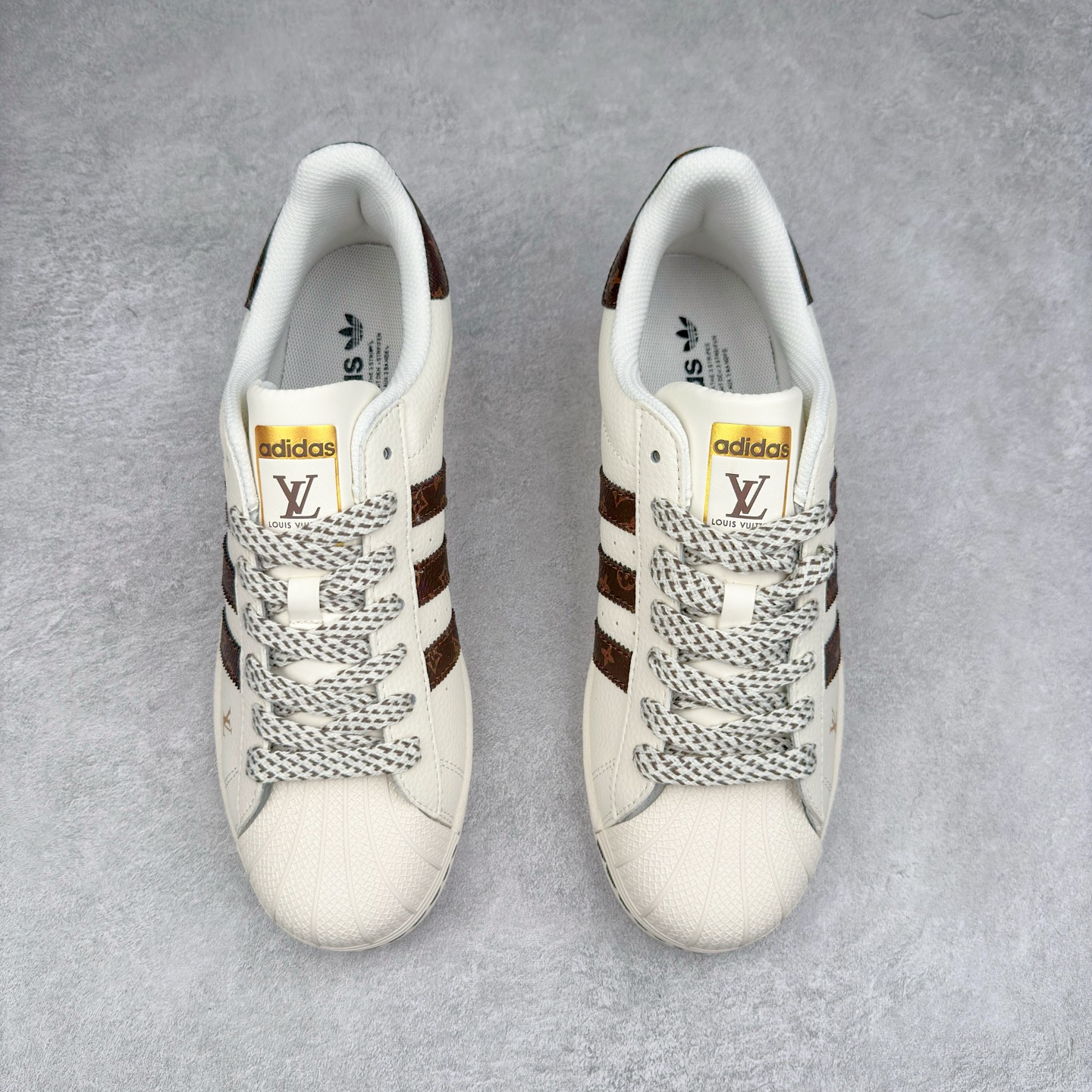 图片[2]-＃C2 AD Originals Superstar 经典复古贝壳头板鞋 SD6803 诞生于1969年 是第一双将全皮面鞋 身与橡胶鞋头结合在一起的低帮篮球鞋 Superstar最开始 是作为高帮篮球鞋Pro Model的低帮版本而出现的 但因为其独特和醒目的橡胶鞋头造型而让大家熟知 被大家形象地称为\\\”shelltoe\\\”贝壳头 在70年代的美国职业篮球场上 接近3/4的NBA球员都将这双Superstar作为场上用鞋 80年代之后 经过不断的改良和发展 Superstar逐渐成为横跨时装、音乐、街头文化、休闲和运动等各大领域的时尚潮鞋 尺码：36 36.5 37 38 38.5 39 40 40.5 41 42 42.5 43 44 44.5 45-选品中心