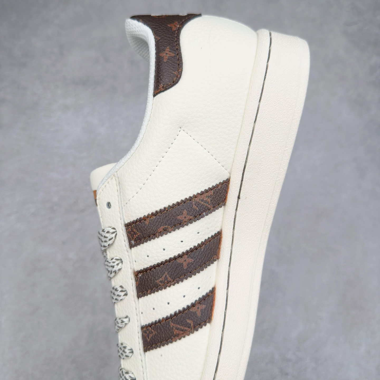 图片[7]-＃C2 AD Originals Superstar 经典复古贝壳头板鞋 SD6803 诞生于1969年 是第一双将全皮面鞋 身与橡胶鞋头结合在一起的低帮篮球鞋 Superstar最开始 是作为高帮篮球鞋Pro Model的低帮版本而出现的 但因为其独特和醒目的橡胶鞋头造型而让大家熟知 被大家形象地称为\\\”shelltoe\\\”贝壳头 在70年代的美国职业篮球场上 接近3/4的NBA球员都将这双Superstar作为场上用鞋 80年代之后 经过不断的改良和发展 Superstar逐渐成为横跨时装、音乐、街头文化、休闲和运动等各大领域的时尚潮鞋 尺码：36 36.5 37 38 38.5 39 40 40.5 41 42 42.5 43 44 44.5 45-选品中心