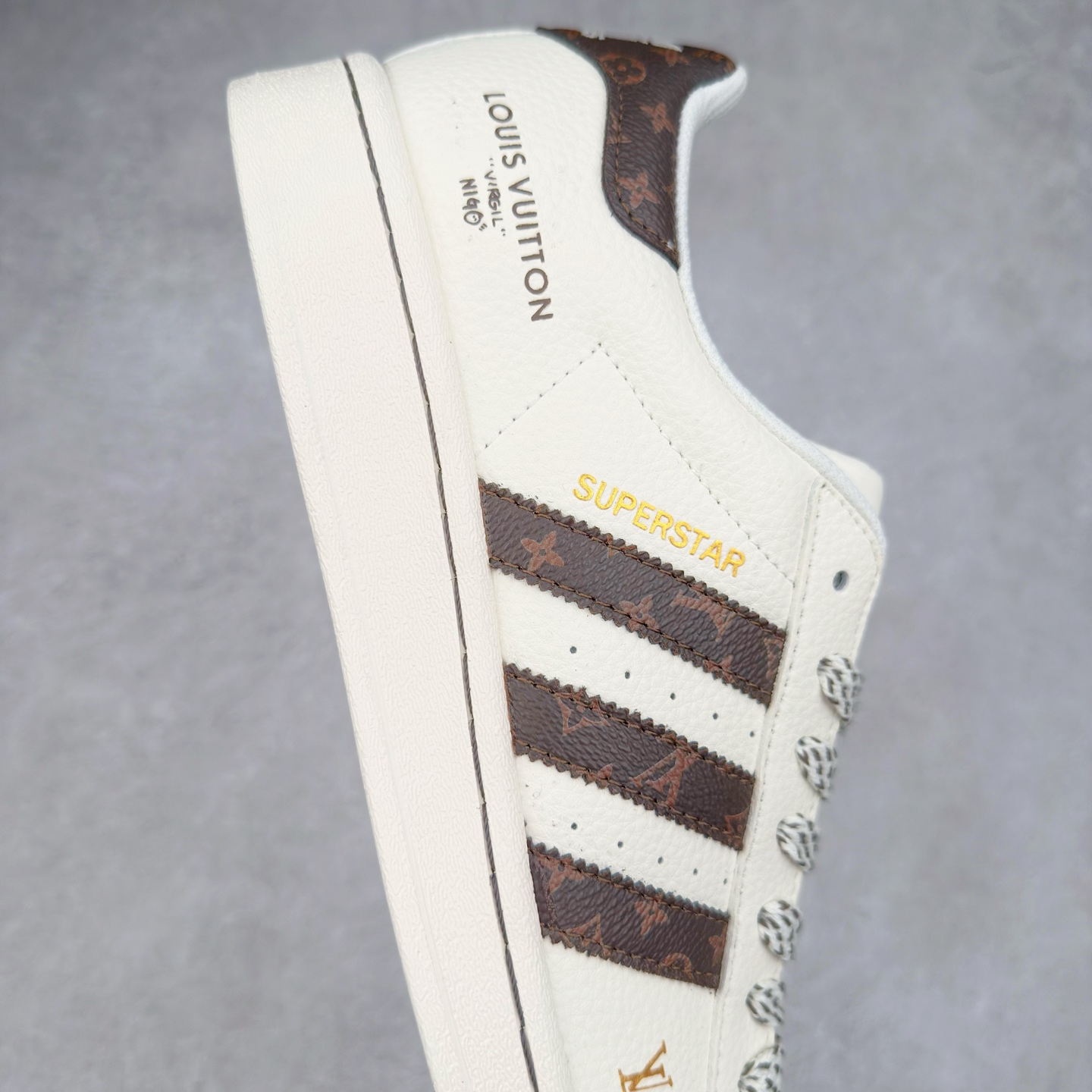 图片[6]-＃C2 AD Originals Superstar 经典复古贝壳头板鞋 SD6803 诞生于1969年 是第一双将全皮面鞋 身与橡胶鞋头结合在一起的低帮篮球鞋 Superstar最开始 是作为高帮篮球鞋Pro Model的低帮版本而出现的 但因为其独特和醒目的橡胶鞋头造型而让大家熟知 被大家形象地称为\\\”shelltoe\\\”贝壳头 在70年代的美国职业篮球场上 接近3/4的NBA球员都将这双Superstar作为场上用鞋 80年代之后 经过不断的改良和发展 Superstar逐渐成为横跨时装、音乐、街头文化、休闲和运动等各大领域的时尚潮鞋 尺码：36 36.5 37 38 38.5 39 40 40.5 41 42 42.5 43 44 44.5 45-选品中心