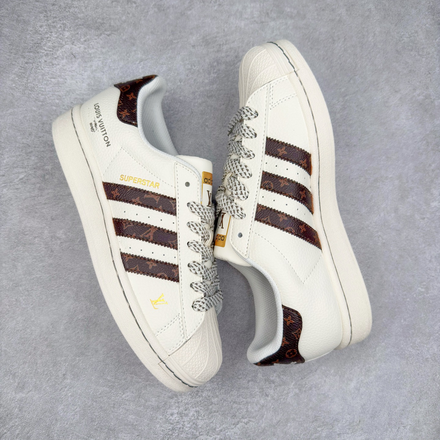 图片[3]-＃C2 AD Originals Superstar 经典复古贝壳头板鞋 SD6803 诞生于1969年 是第一双将全皮面鞋 身与橡胶鞋头结合在一起的低帮篮球鞋 Superstar最开始 是作为高帮篮球鞋Pro Model的低帮版本而出现的 但因为其独特和醒目的橡胶鞋头造型而让大家熟知 被大家形象地称为\\\”shelltoe\\\”贝壳头 在70年代的美国职业篮球场上 接近3/4的NBA球员都将这双Superstar作为场上用鞋 80年代之后 经过不断的改良和发展 Superstar逐渐成为横跨时装、音乐、街头文化、休闲和运动等各大领域的时尚潮鞋 尺码：36 36.5 37 38 38.5 39 40 40.5 41 42 42.5 43 44 44.5 45-选品中心