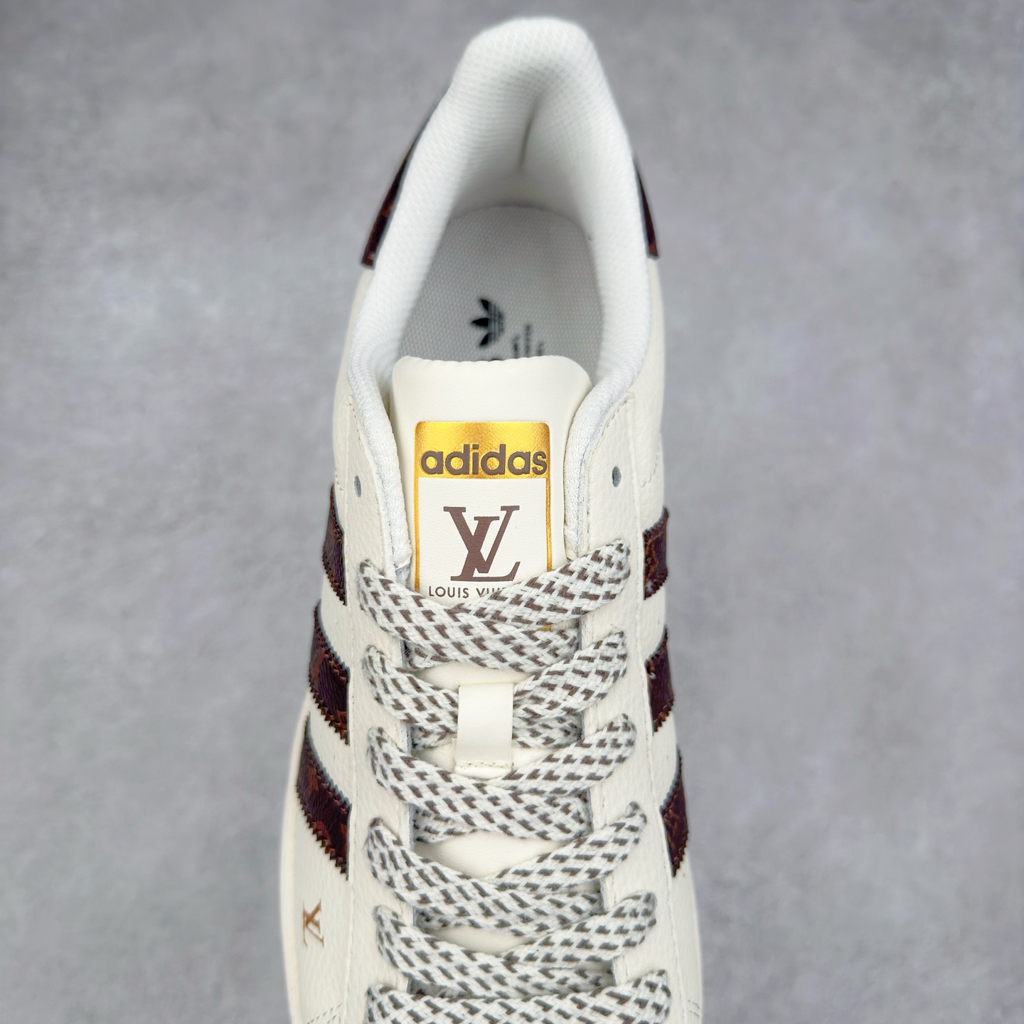 图片[5]-＃C2 AD Originals Superstar 经典复古贝壳头板鞋 SD6803 诞生于1969年 是第一双将全皮面鞋 身与橡胶鞋头结合在一起的低帮篮球鞋 Superstar最开始 是作为高帮篮球鞋Pro Model的低帮版本而出现的 但因为其独特和醒目的橡胶鞋头造型而让大家熟知 被大家形象地称为\\\”shelltoe\\\”贝壳头 在70年代的美国职业篮球场上 接近3/4的NBA球员都将这双Superstar作为场上用鞋 80年代之后 经过不断的改良和发展 Superstar逐渐成为横跨时装、音乐、街头文化、休闲和运动等各大领域的时尚潮鞋 尺码：36 36.5 37 38 38.5 39 40 40.5 41 42 42.5 43 44 44.5 45-选品中心