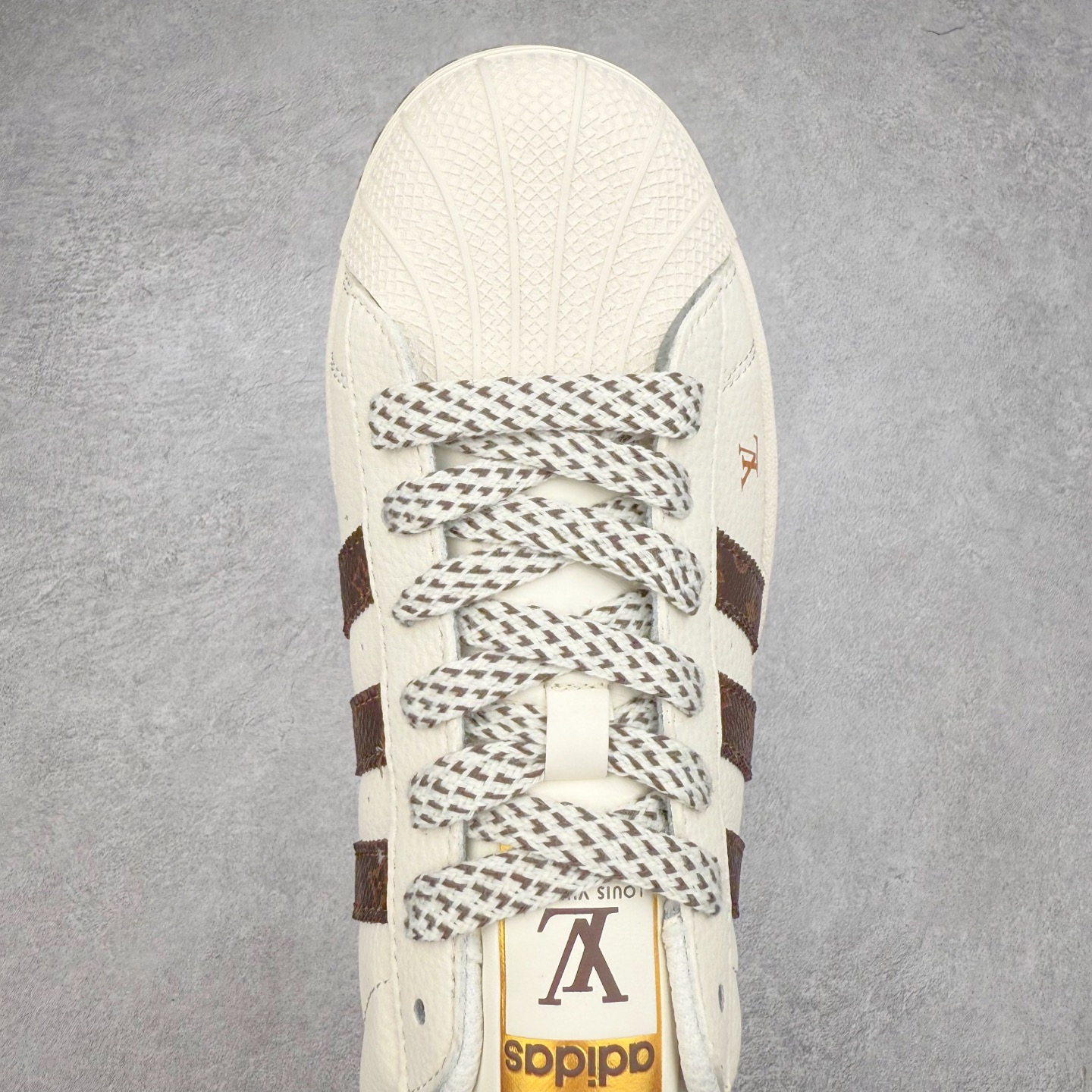 图片[4]-＃C2 AD Originals Superstar 经典复古贝壳头板鞋 SD6803 诞生于1969年 是第一双将全皮面鞋 身与橡胶鞋头结合在一起的低帮篮球鞋 Superstar最开始 是作为高帮篮球鞋Pro Model的低帮版本而出现的 但因为其独特和醒目的橡胶鞋头造型而让大家熟知 被大家形象地称为\\\”shelltoe\\\”贝壳头 在70年代的美国职业篮球场上 接近3/4的NBA球员都将这双Superstar作为场上用鞋 80年代之后 经过不断的改良和发展 Superstar逐渐成为横跨时装、音乐、街头文化、休闲和运动等各大领域的时尚潮鞋 尺码：36 36.5 37 38 38.5 39 40 40.5 41 42 42.5 43 44 44.5 45-选品中心