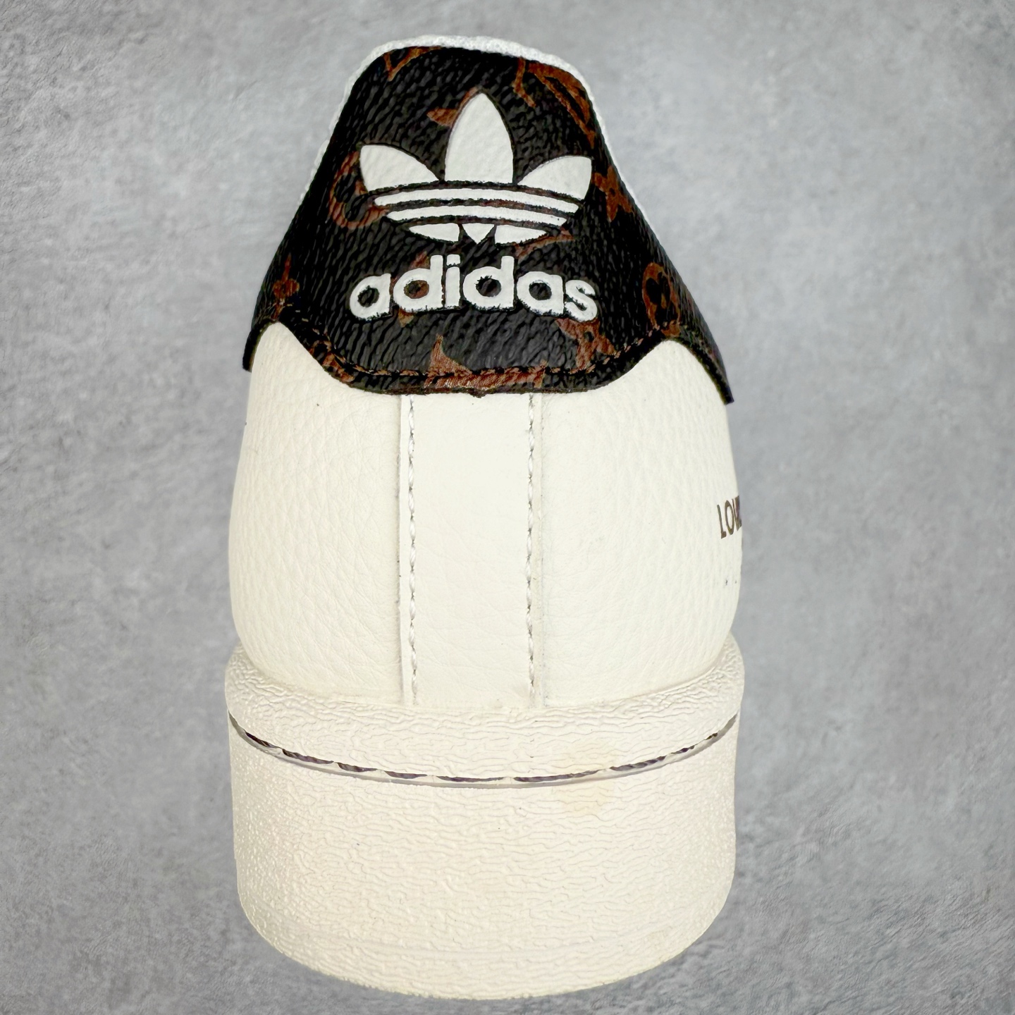 图片[8]-＃C2 AD Originals Superstar 经典复古贝壳头板鞋 SD6803 诞生于1969年 是第一双将全皮面鞋 身与橡胶鞋头结合在一起的低帮篮球鞋 Superstar最开始 是作为高帮篮球鞋Pro Model的低帮版本而出现的 但因为其独特和醒目的橡胶鞋头造型而让大家熟知 被大家形象地称为\\\”shelltoe\\\”贝壳头 在70年代的美国职业篮球场上 接近3/4的NBA球员都将这双Superstar作为场上用鞋 80年代之后 经过不断的改良和发展 Superstar逐渐成为横跨时装、音乐、街头文化、休闲和运动等各大领域的时尚潮鞋 尺码：36 36.5 37 38 38.5 39 40 40.5 41 42 42.5 43 44 44.5 45-选品中心