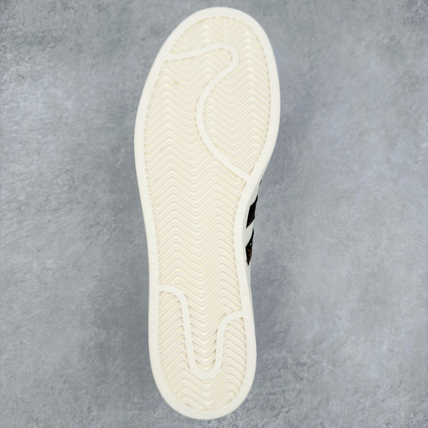 图片[9]-＃C2 AD Originals Superstar 经典复古贝壳头板鞋 SD6803 诞生于1969年 是第一双将全皮面鞋 身与橡胶鞋头结合在一起的低帮篮球鞋 Superstar最开始 是作为高帮篮球鞋Pro Model的低帮版本而出现的 但因为其独特和醒目的橡胶鞋头造型而让大家熟知 被大家形象地称为\\\”shelltoe\\\”贝壳头 在70年代的美国职业篮球场上 接近3/4的NBA球员都将这双Superstar作为场上用鞋 80年代之后 经过不断的改良和发展 Superstar逐渐成为横跨时装、音乐、街头文化、休闲和运动等各大领域的时尚潮鞋 尺码：36 36.5 37 38 38.5 39 40 40.5 41 42 42.5 43 44 44.5 45-选品中心