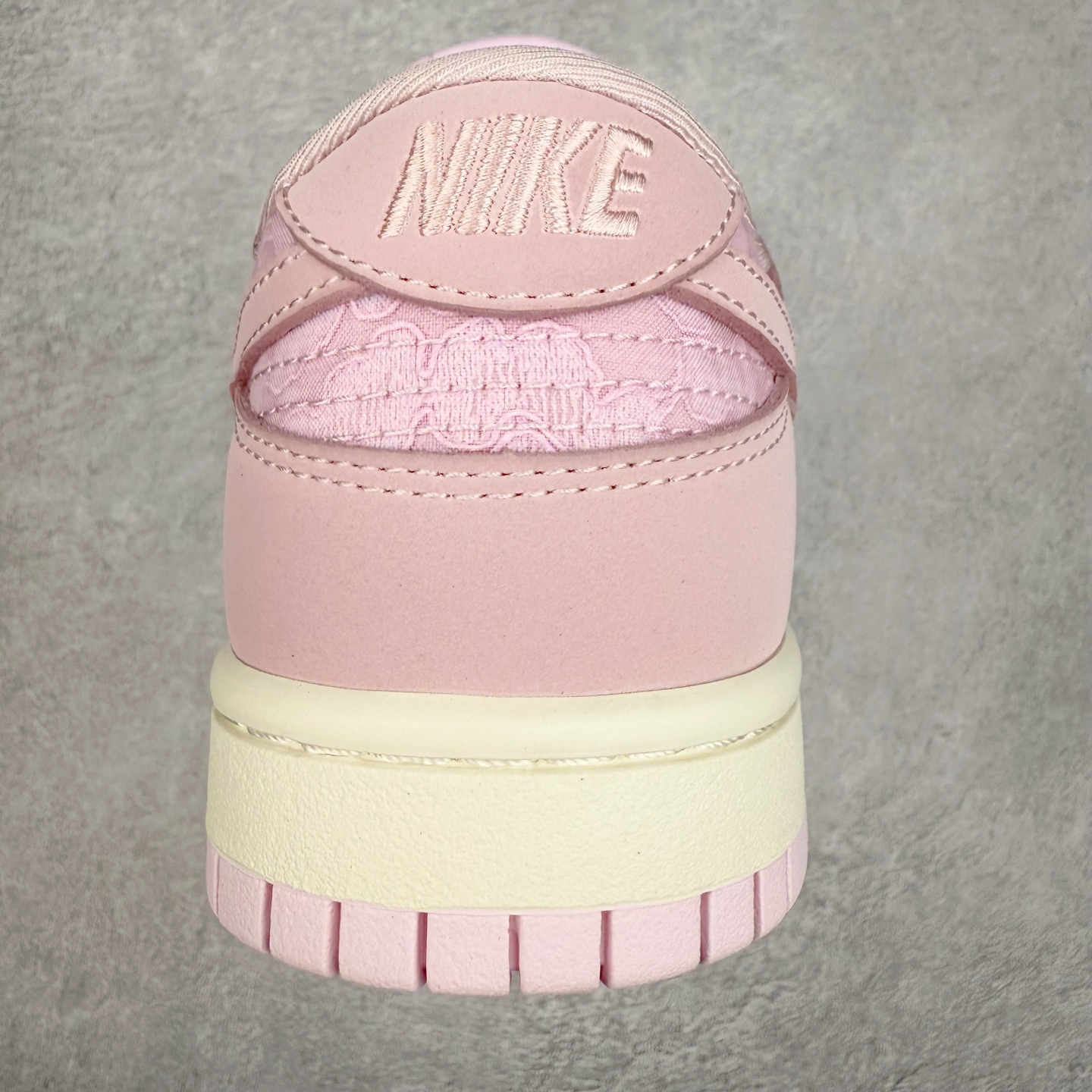 图片[8]-＃F版 NK Dunk Low 粉色 HJ5870-600 性价比王者 极限压缩利润空间 超乎所想的高性价比 用料绝不含糊 原盒原配 正确耐磨橡胶大底 超高清洁度 全鞋零毛边皮料切割 全套原楦原模倾力打造完美版型 尺码：36 36.5 37.5 38 38.5 39 40 40.5 41 42 42.5 43 44 44.5 45 46 47.5-选品中心