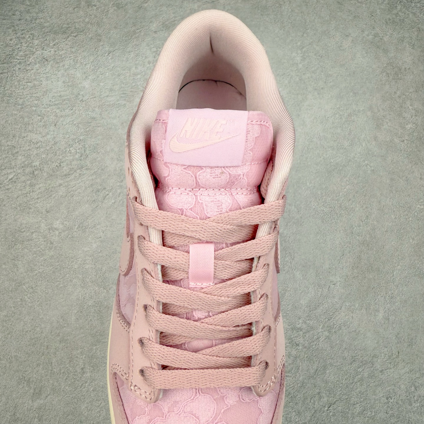 图片[5]-＃F版 NK Dunk Low 粉色 HJ5870-600 性价比王者 极限压缩利润空间 超乎所想的高性价比 用料绝不含糊 原盒原配 正确耐磨橡胶大底 超高清洁度 全鞋零毛边皮料切割 全套原楦原模倾力打造完美版型 尺码：36 36.5 37.5 38 38.5 39 40 40.5 41 42 42.5 43 44 44.5 45 46 47.5-选品中心