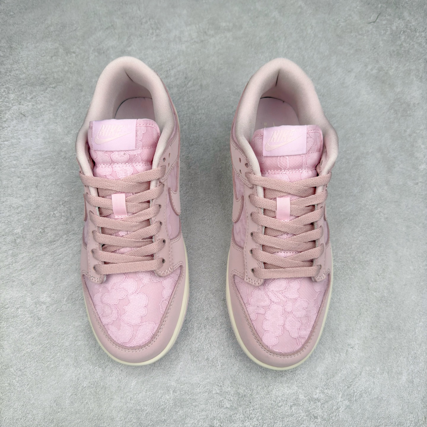 图片[2]-＃F版 NK Dunk Low 粉色 HJ5870-600 性价比王者 极限压缩利润空间 超乎所想的高性价比 用料绝不含糊 原盒原配 正确耐磨橡胶大底 超高清洁度 全鞋零毛边皮料切割 全套原楦原模倾力打造完美版型 尺码：36 36.5 37.5 38 38.5 39 40 40.5 41 42 42.5 43 44 44.5 45 46 47.5-选品中心