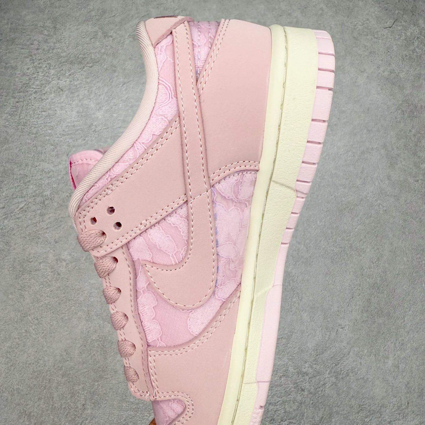 图片[7]-＃F版 NK Dunk Low 粉色 HJ5870-600 性价比王者 极限压缩利润空间 超乎所想的高性价比 用料绝不含糊 原盒原配 正确耐磨橡胶大底 超高清洁度 全鞋零毛边皮料切割 全套原楦原模倾力打造完美版型 尺码：36 36.5 37.5 38 38.5 39 40 40.5 41 42 42.5 43 44 44.5 45 46 47.5-选品中心