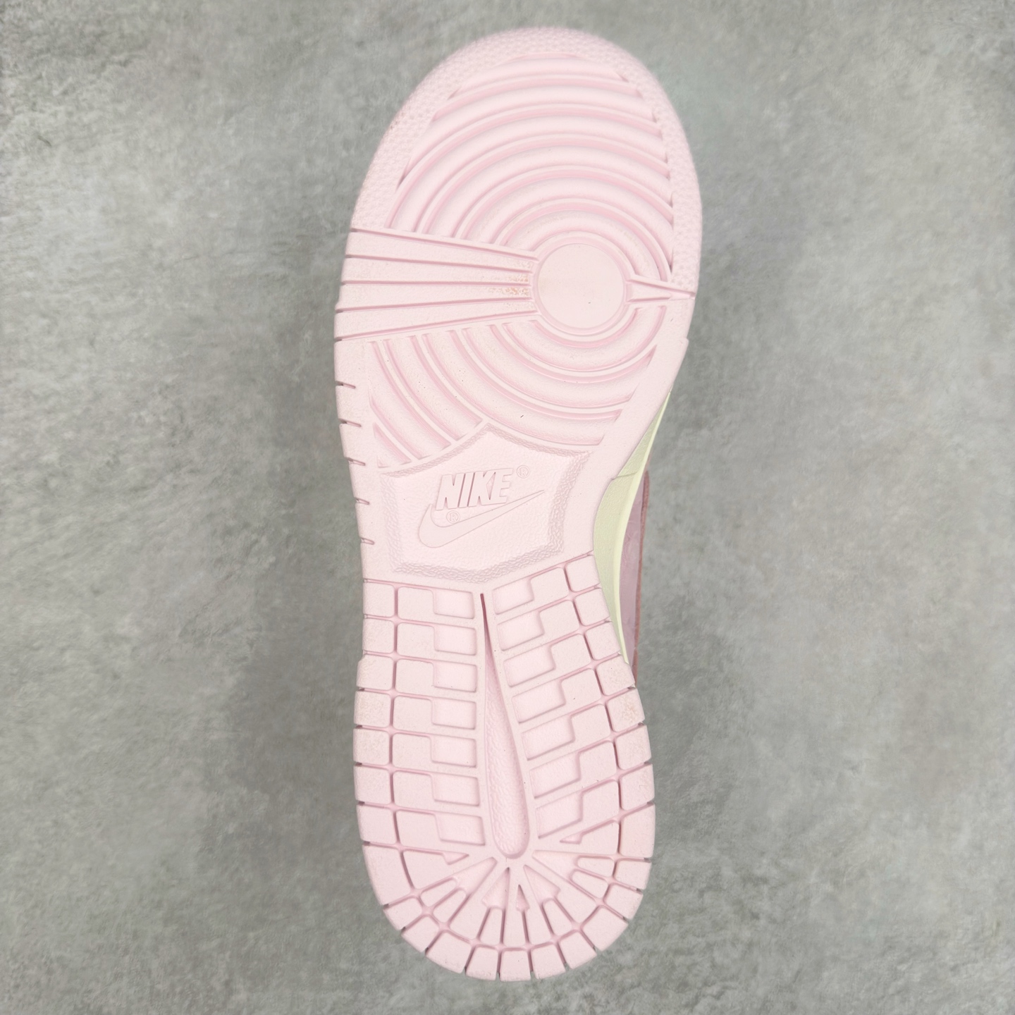 图片[9]-＃F版 NK Dunk Low 粉色 HJ5870-600 性价比王者 极限压缩利润空间 超乎所想的高性价比 用料绝不含糊 原盒原配 正确耐磨橡胶大底 超高清洁度 全鞋零毛边皮料切割 全套原楦原模倾力打造完美版型 尺码：36 36.5 37.5 38 38.5 39 40 40.5 41 42 42.5 43 44 44.5 45 46 47.5-选品中心