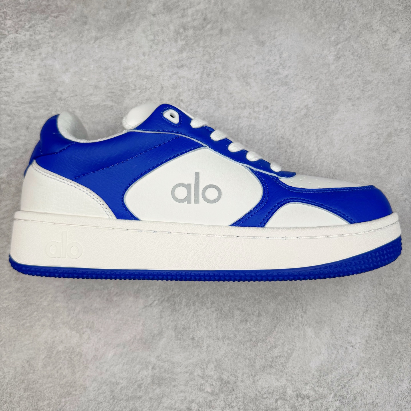 Alo yoga 易梦玲 Jisoo智秀 等多位明星同款上脚 主打各大平台外贸主推大厂采购原材料多处细节一步到位 生产细节 没得说 一款随意搭配的都好看的鞋子aIo采用增高4cm 主打熊猫色 春夏秋冬四季款 舒适简约板鞋 TPU防滑耐磨鞋底 #alo #alo女孩 #AIo #健身穿搭 #鞋子推荐 #板鞋 尺码：35 36 37 38 39 40 41 42 43 44 45-选品中心