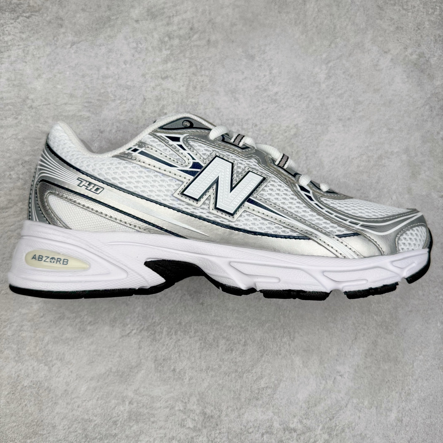 New Balance MR740 NB新百伦系列复古老爹风休闲运动慢跑鞋 采用轻质牛剖革拼接透气网眼衬垫织物鞋面材质 T-Beam大底提供足步弓支撑 保持步态稳定#后跟搭载外露缓震胶 鞋身整体以各种深浅不一的灰色覆盖 鞋头以淡蓝色调装饰，网眼衬垫通过不规律的色块实现做旧的美感 泛黄的鞋底更是进一步增添了复古气息 尺码：36 37 37.5 38 38.5 39.5 40 40.5 41.5 42 42.5 43 44 44.5 45-选品中心