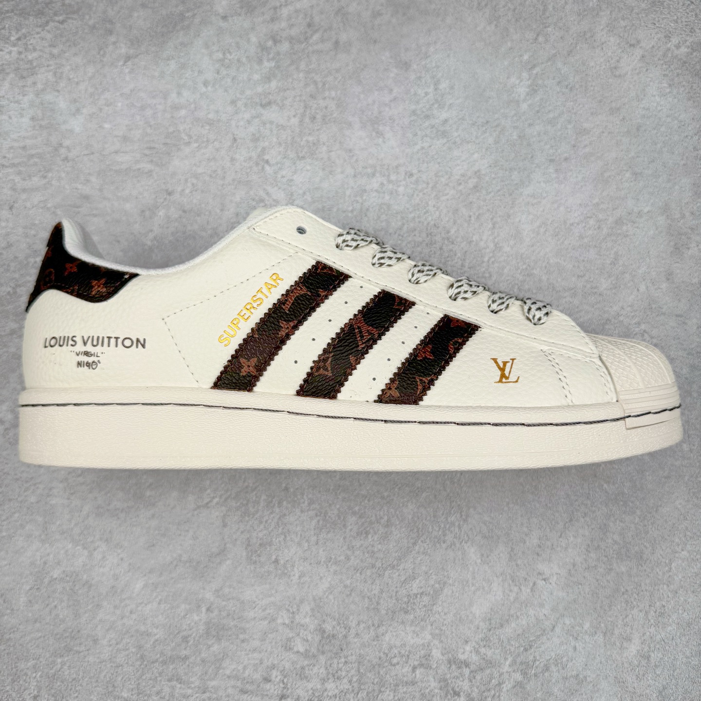 ＃C2 AD Originals Superstar 经典复古贝壳头板鞋 SD6803 诞生于1969年 是第一双将全皮面鞋 身与橡胶鞋头结合在一起的低帮篮球鞋 Superstar最开始 是作为高帮篮球鞋Pro Model的低帮版本而出现的 但因为其独特和醒目的橡胶鞋头造型而让大家熟知 被大家形象地称为\\\”shelltoe\\\”贝壳头 在70年代的美国职业篮球场上 接近3/4的NBA球员都将这双Superstar作为场上用鞋 80年代之后 经过不断的改良和发展 Superstar逐渐成为横跨时装、音乐、街头文化、休闲和运动等各大领域的时尚潮鞋 尺码：36 36.5 37 38 38.5 39 40 40.5 41 42 42.5 43 44 44.5 45-选品中心