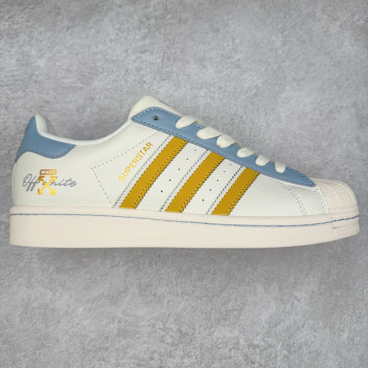 ＃C2 AD Originals Superstar 经典复古贝壳头板鞋 SD6812 诞生于1969年 是第一双将全皮面鞋 身与橡胶鞋头结合在一起的低帮篮球鞋 Superstar最开始 是作为高帮篮球鞋Pro Model的低帮版本而出现的 但因为其独特和醒目的橡胶鞋头造型而让大家熟知 被大家形象地称为\\\”shelltoe\\\”贝壳头 在70年代的美国职业篮球场上 接近3/4的NBA球员都将这双Superstar作为场上用鞋 80年代之后 经过不断的改良和发展 Superstar逐渐成为横跨时装、音乐、街头文化、休闲和运动等各大领域的时尚潮鞋 尺码：36 36.5 37 38 38.5 39 40 40.5 41 42 42.5 43 44 44.5 45-选品中心