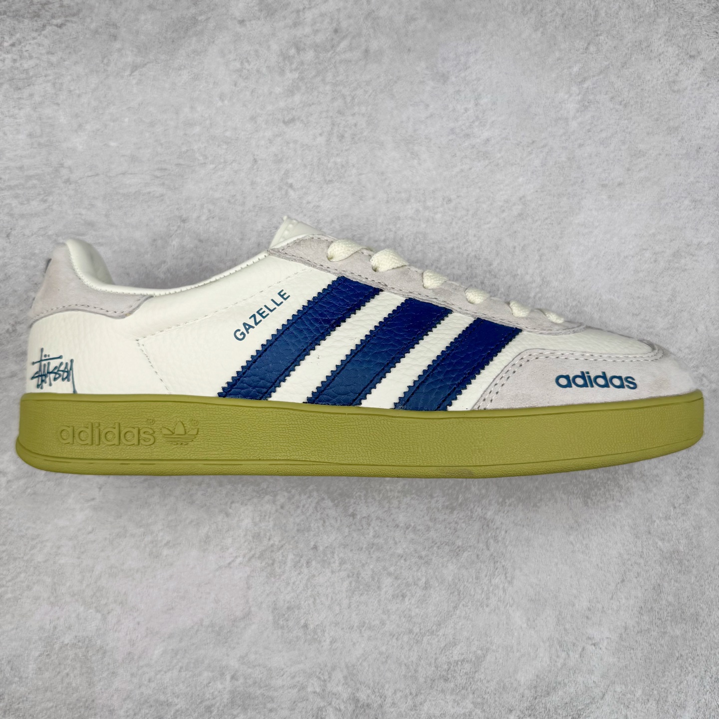 ＃C2 AD Gazelle Indoor Trainers 羚羊内训系列低帮复古百搭休闲运动德训风板鞋 DD6602 90年代经典的复刻版！自60年代以足球训练鞋面世以来,Gazelle就以其经典设计席卷全球。1991年版本的复刻,再造经典Gazelle。采用皮革打造,搭配浊色细节,让这款经典更加简约。尺码：36 36⅔ 37⅓ 38 38⅔ 39⅓ 40 40⅔ 41⅓ 42 42⅔ 43⅓ 44⅓ 44⅔ 45-选品中心