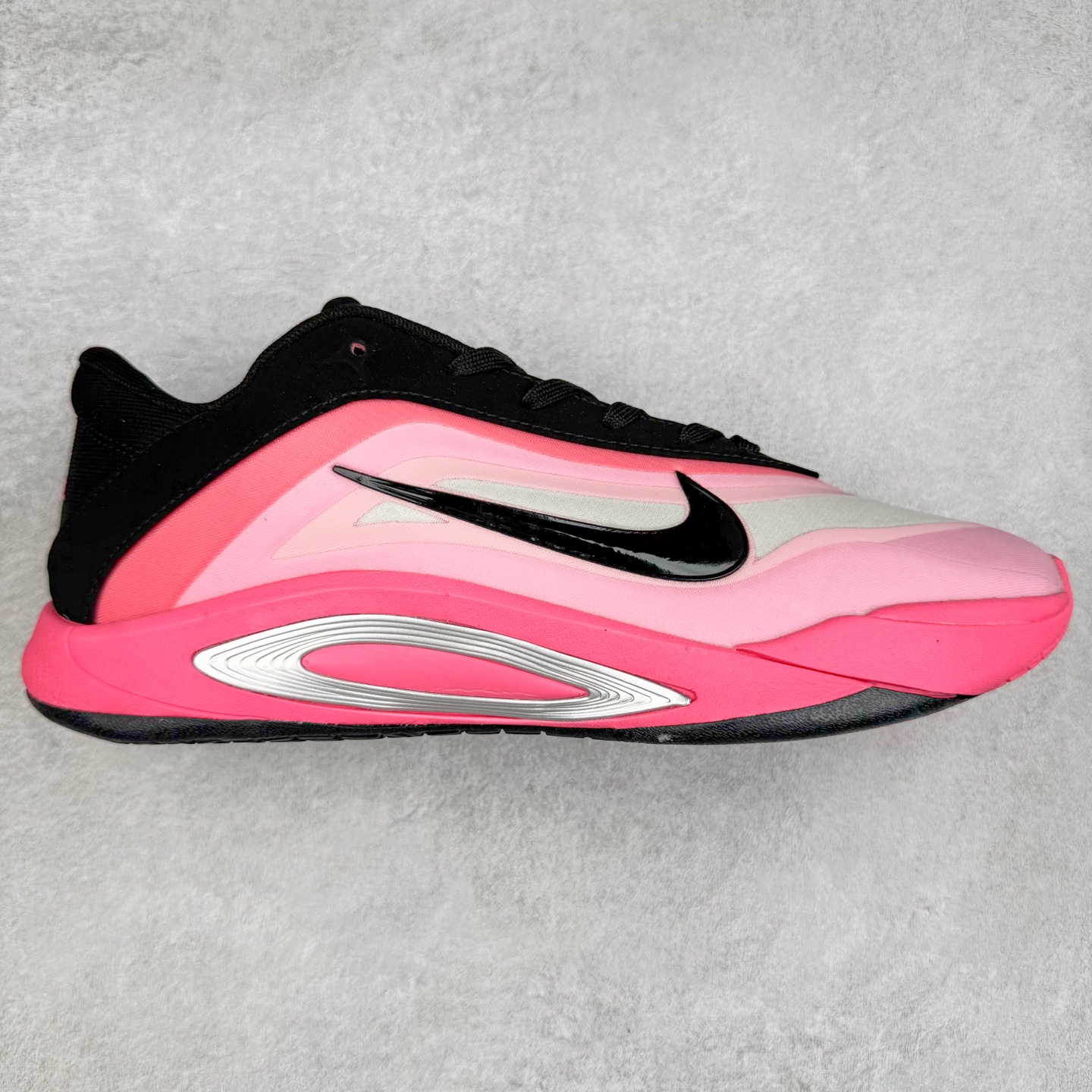 Nike A\’One 舒适百搭防滑耐磨低帮篮球鞋 FZ8605-016 鞋款的主人正是当今 WNBA 现役第一人阿贾·威尔逊。鞋款被命名为 Nike A’One，结合了代目和阿贾的名字，显得十分巧妙。这双鞋历经两年多的精心研发，采用先进的 Cushlon ST2 泡棉技术，提供灵敏的缓震性能，并对抓地力进行了全面革新，确保运动员在球场上能够平稳、迅速地移动。透气网眼鞋面为运动员提供了顶级的支撑效果，非常适合那些勇于挑战极限的球场勇士。尺码：40 40.5 41 42 42.5 43 44 44.5 45 46-选品中心