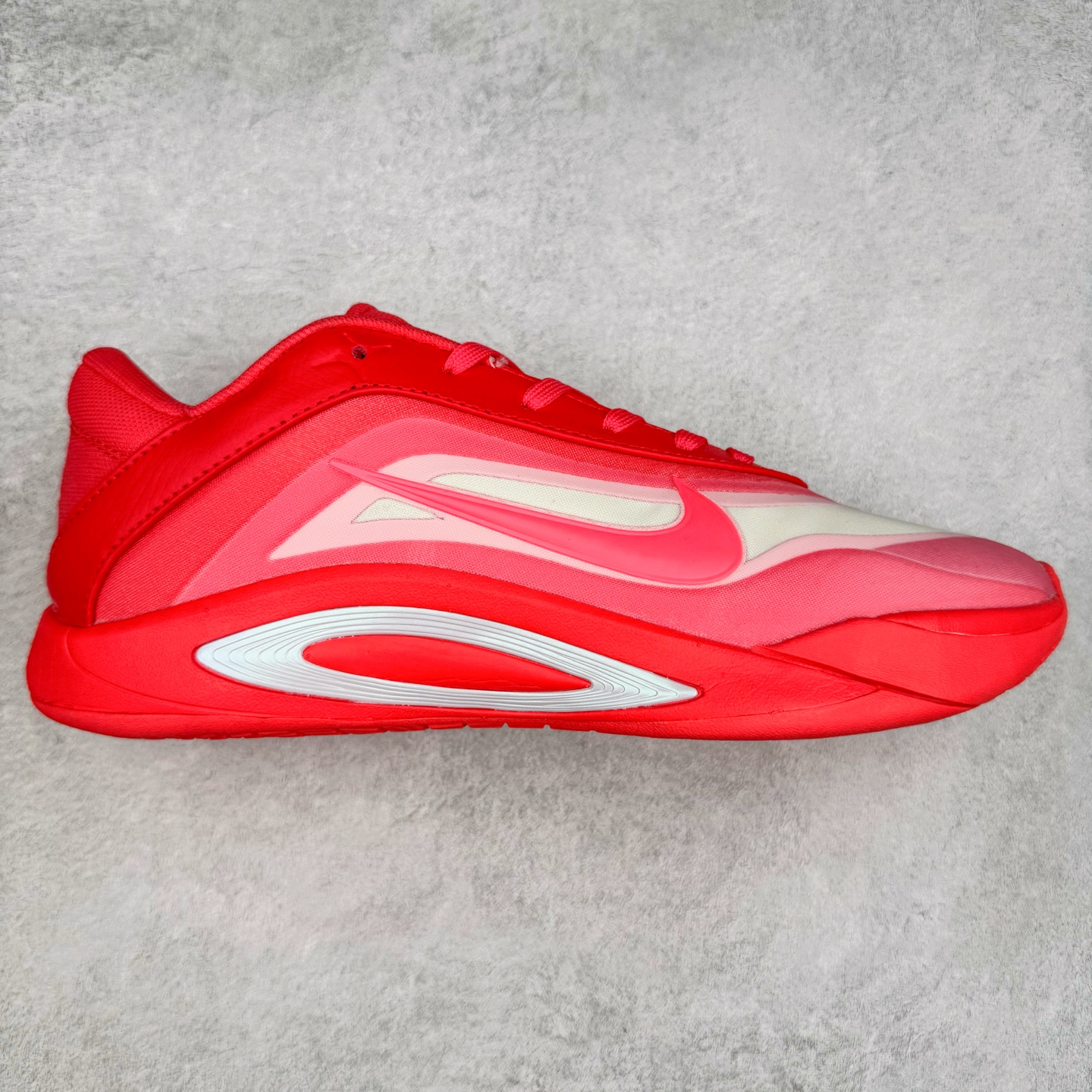 Nike A\’One 舒适百搭防滑耐磨低帮篮球鞋 FZ8605-309 鞋款的主人正是当今 WNBA 现役第一人阿贾·威尔逊。鞋款被命名为 Nike A’One，结合了代目和阿贾的名字，显得十分巧妙。这双鞋历经两年多的精心研发，采用先进的 Cushlon ST2 泡棉技术，提供灵敏的缓震性能，并对抓地力进行了全面革新，确保运动员在球场上能够平稳、迅速地移动。透气网眼鞋面为运动员提供了顶级的支撑效果，非常适合那些勇于挑战极限的球场勇士。尺码：40 40.5 41 42 42.5 43 44 44.5 45 46-选品中心
