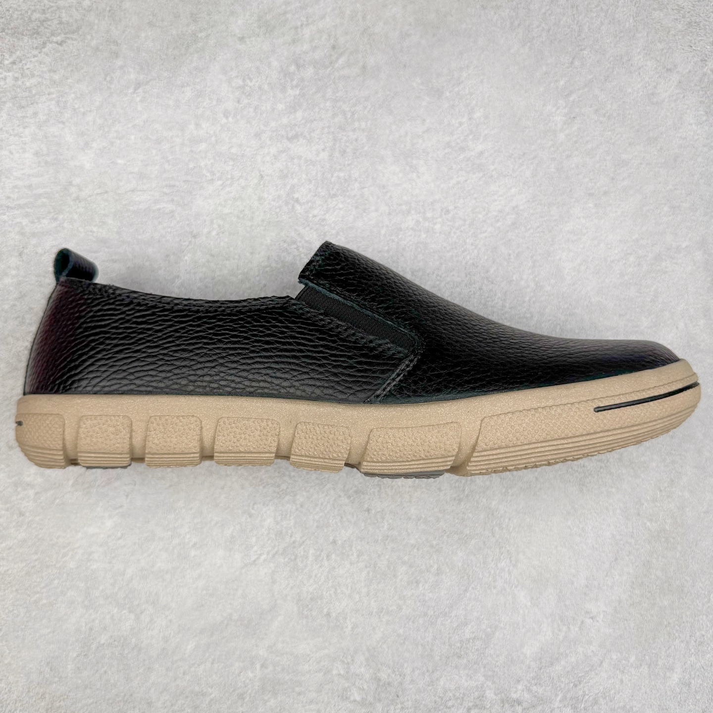 Ecco爱步男鞋新款运动鞋 跑鞋厚底增高老爹鞋 驱动系列全新款式 拼色拼接鞋面 时尚有型 牛皮与纺织品拼接 脚感舒适 出街有型 贴心套脚系带设计 舒适包裹双足 柔软细腻,亲肤透气 以摩托车粗犷胎纹为灵感 PU大底提供牵引性和支撑性 耐磨防滑提升稳定性 轻盈鞋底 舒适耐穿 户外出行 肆意洒脱 尺码:38 39 40 41 42 43 44(皮鞋码)-选品中心