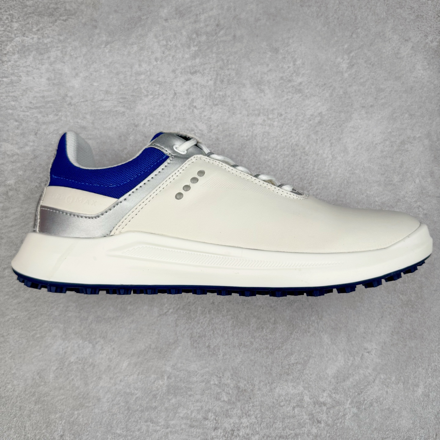 Ecco爱步男鞋新款运动鞋 跑鞋厚底增高老爹鞋 驱动系列全新款式 拼色拼接鞋面 时尚有型 牛皮与纺织品拼接 脚感舒适 出街有型 贴心套脚系带设计 舒适包裹双足 柔软细腻,亲肤透气 以摩托车粗犷胎纹为灵感 PU大底提供牵引性和支撑性 耐磨防滑提升稳定性 轻盈鞋底 舒适耐穿 户外出行 肆意洒脱 尺码:38 39 40 41 42 43 44(皮鞋码)-选品中心