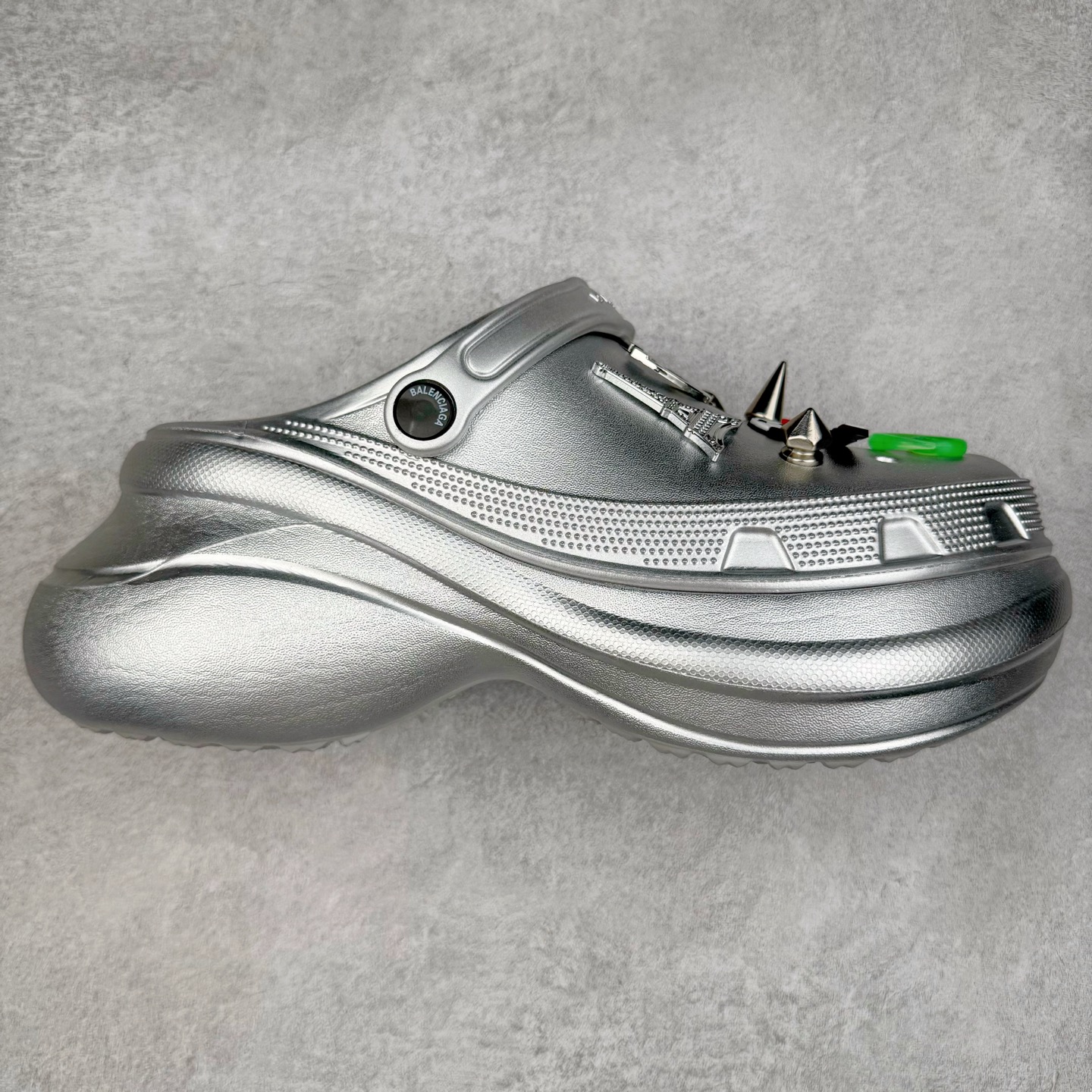 ＃纯原 Crocs x Balenciaga 巴黎世家联名卡骆驰厚底圆头洞洞鞋 超轻Croslite专利材料打造 鞋面更加耐用易清洗 该鞋款轻盈舒适 2002年 经典克骆格诞生 秉承外形简单 穿着舒适的初衷 不断为消费者带来舒适的穿着体验 穿出“趣”味 鞋面洞洞可搭彰显个性的智必星 一鞋两穿 可调节式后跟带增添鞋身的稳固性能 放前面变成愜意舒适的凉拖 放后面行走跑跳更加稳妥 Croslite ™材料 封闭式细胞树脂 能够在体温作用下自动变形以适应脚部形状 涉水性优秀的同时易于清洁 抓地力强 不易打滑 Crocs的核心理念：轻便 灵活 全方位的舒适感 同步官方尺码：M4（36-37） M5（37-38）M6（38-39）M7（39-40）M8（41-42）M9（42-43）M10（43-44）-选品中心