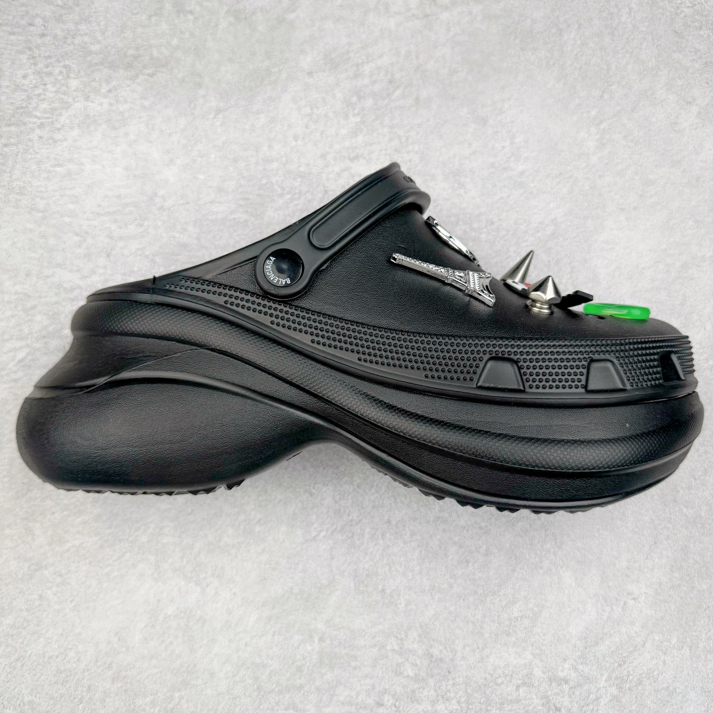 ＃纯原 Crocs x Balenciaga 巴黎世家联名卡骆驰厚底圆头洞洞鞋 超轻Croslite专利材料打造 鞋面更加耐用易清洗 该鞋款轻盈舒适 2002年 经典克骆格诞生 秉承外形简单 穿着舒适的初衷 不断为消费者带来舒适的穿着体验 穿出“趣”味 鞋面洞洞可搭彰显个性的智必星 一鞋两穿 可调节式后跟带增添鞋身的稳固性能 放前面变成愜意舒适的凉拖 放后面行走跑跳更加稳妥 Croslite ™材料 封闭式细胞树脂 能够在体温作用下自动变形以适应脚部形状 涉水性优秀的同时易于清洁 抓地力强 不易打滑 Crocs的核心理念：轻便 灵活 全方位的舒适感 同步官方尺码：M4（36-37） M5（37-38）M6（38-39）M7（39-40）M8（41-42）M9（42-43）M10（43-44）-选品中心