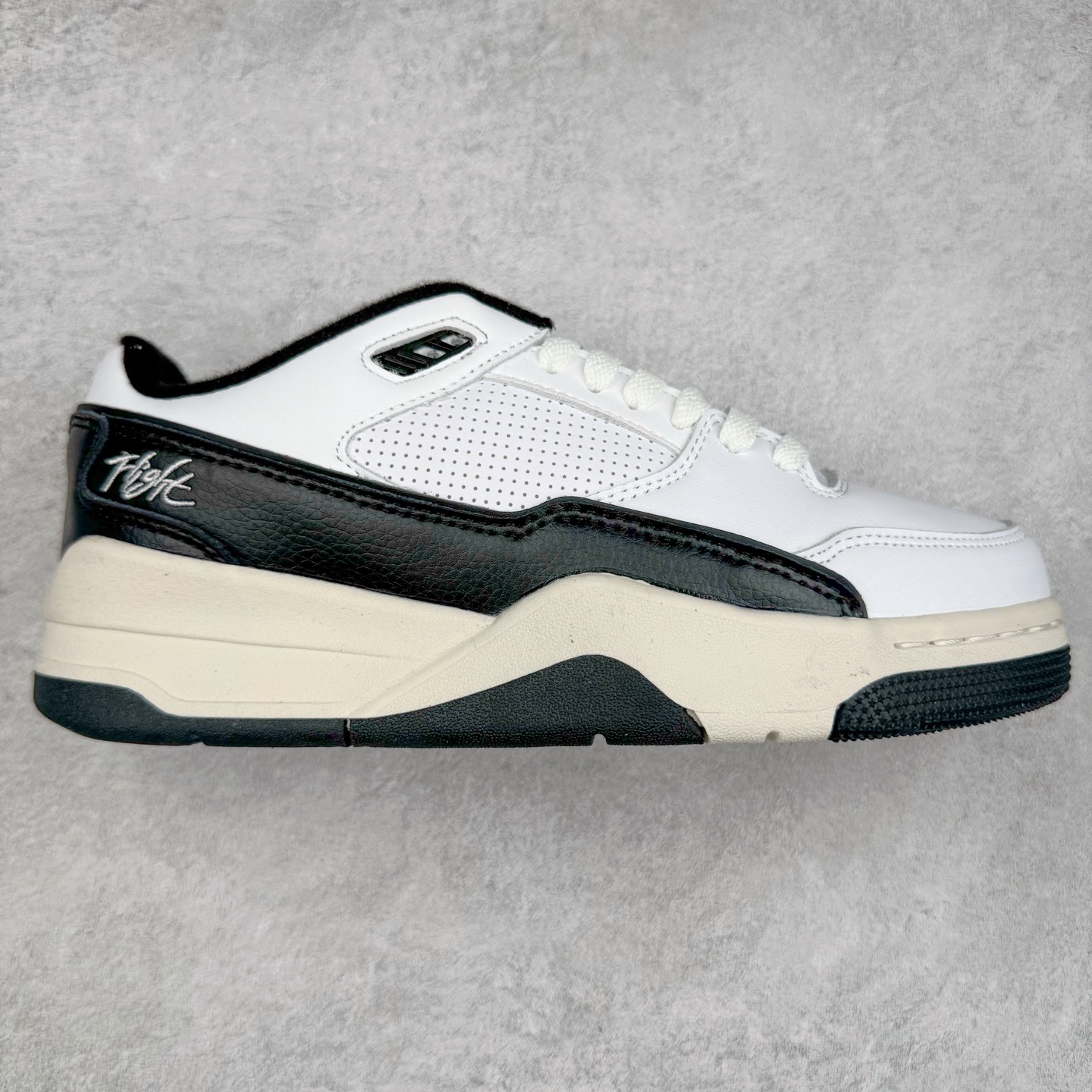 Jordan FLIGHT COURT AJ舒适百搭防滑耐磨低帮复古篮球鞋 HF3255-112 实拍调校N版已经零色差零失真 百分百还原实物色彩所见即所得 不存在货不对板色差等低级问题 选购参考实物拍摄 不混卖不参货 只用心做好货严格选品 承诺混一赔十 尺码：36 36.5 37.5 38 38.5 39 40 40.5 41 42 42.5 43 44 44.5 45-选品中心