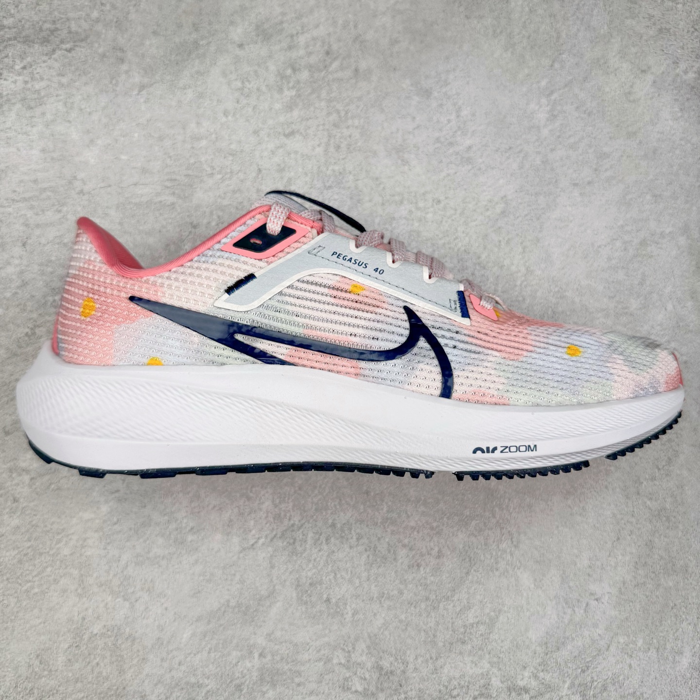 ＃TG纯原 NK Zoom Pegasus 飞马40代马拉松系列网面透气缓震疾速跑鞋 独家渠道 市面未流通批次 奥莱直播间499 599一样的东西 碾压市面现存所有版本 公司一样的东西 超值回馈 帮你省钱 拥有 Zoom Air 一如既往的稳定感和流畅感 鞋面采用工程网眼设计 为特定高热区域营造出色透气性 进一步增加鞋面的穿孔数量 让足部能够快速散热 中足搭配 Flywire 飞线 在高速运动时营造舒适稳定的贴合感 内置Zoon气垫加持 动力十足 尺码：36 36.5 37.5 38 38.5 39 40 40.5 41 42 42.5 43 44 44.5 45-选品中心