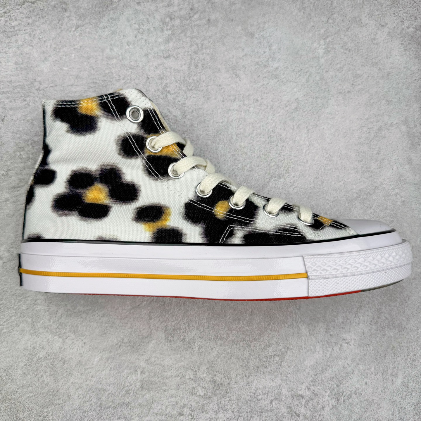 KENZO x Converse Hana Leopard Cypress NIGO与耐克集团的联名鞋款虽非首次问世，但双方此次携手KENZO与匡威推出的Chuck 70系列仍令人耳目一新。该系列囊括三款设计——经典高帮与两款人气低帮变奏，延续了这位日本创意总监执掌KENZO的一贯风格：大胆印花、鲜活色彩与精妙细节相映成趣。 标志性的Hana Leopard猎豹纹样贯穿全系列，为匡威百年历史注入全新印记。帆布鞋面分别呈现\\\