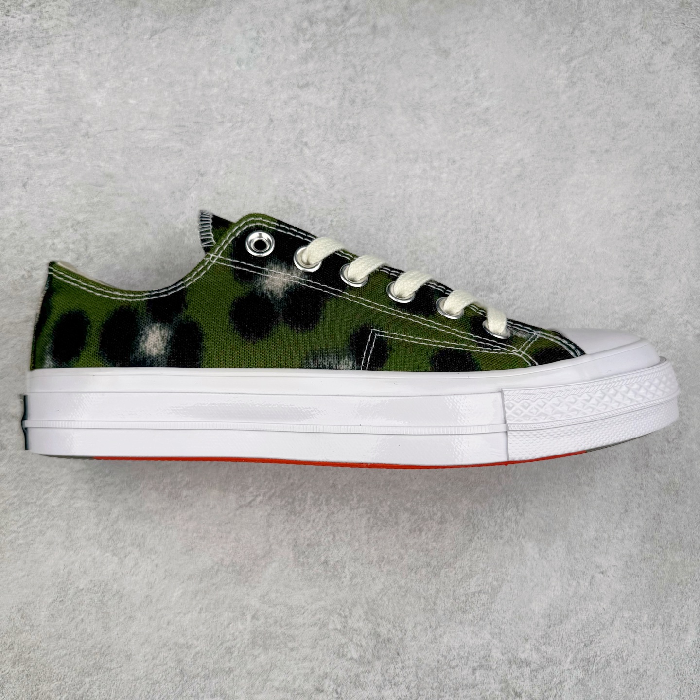 KENZO x Converse Hana Leopard Cypress NIGO与耐克集团的联名鞋款虽非首次问世，但双方此次携手KENZO与匡威推出的Chuck 70系列仍令人耳目一新。该系列囊括三款设计——经典高帮与两款人气低帮变奏，延续了这位日本创意总监执掌KENZO的一贯风格：大胆印花、鲜活色彩与精妙细节相映成趣。 标志性的Hana Leopard猎豹纹样贯穿全系列，为匡威百年历史注入全新印记。帆布鞋面分别呈现\\\”甜玉米黄\\\”、\\\”柏树绿\\\”及\\\”粉雾紫\\\”三种色调，既突破常规又致敬经典。特别设计的吊牌、翼形车线、撞色鞋底等细节匠心独运，鞋舌处KENZO Paris金属标牌更显奢华质感。 尺码：35 36 36.5 37 37.5 38 39 39.5 40 41 41.5 42 42.5 43 44-选品中心