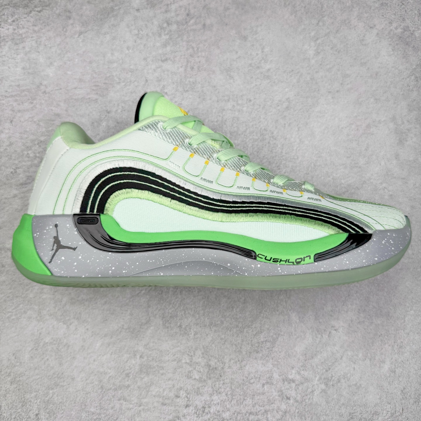 Jordan Luka 4 卢卡东契奇签名实战舒适时尚减震防滑低帮篮球鞋 首先，中底方面，在保持全掌 Cushlon 3.0 的基础上，首次在前掌加入了一块 Zoom Air 气垫，进一步提升响应反馈。除此之外，作为每一代 Luka 签名鞋都会拥有的标志性科技，IsoPlate 本次也进行优化，为东契奇在赛场上摆脱防守、寻求突破空间、施展拿手的后撤步，提供了可靠的稳定保障。鞋面采用从 Luka 1 升级而来的 Flightwire 技术，在保证球鞋透气性的同时，在关键部位进行线条支撑补强，给予双脚更加扎实的包裹。除此之外，外底也采用全新科技，相比我们熟悉的 XDR 橡胶，在保持出色耐用性与抓地力的同时，重量更轻。后跟部位的立体盾型位置，点缀有同样呼应斯洛文尼亚国徽的三颗星星。加之鞋舌部位，在类似斑驳质感的皮料上，刺绣有醒目的东契奇个人 Logo 刺绣，突显个人签名鞋的专属身份。尺码：40 40.5 41 42 42.5 43 44 44.5 45 46-选品中心