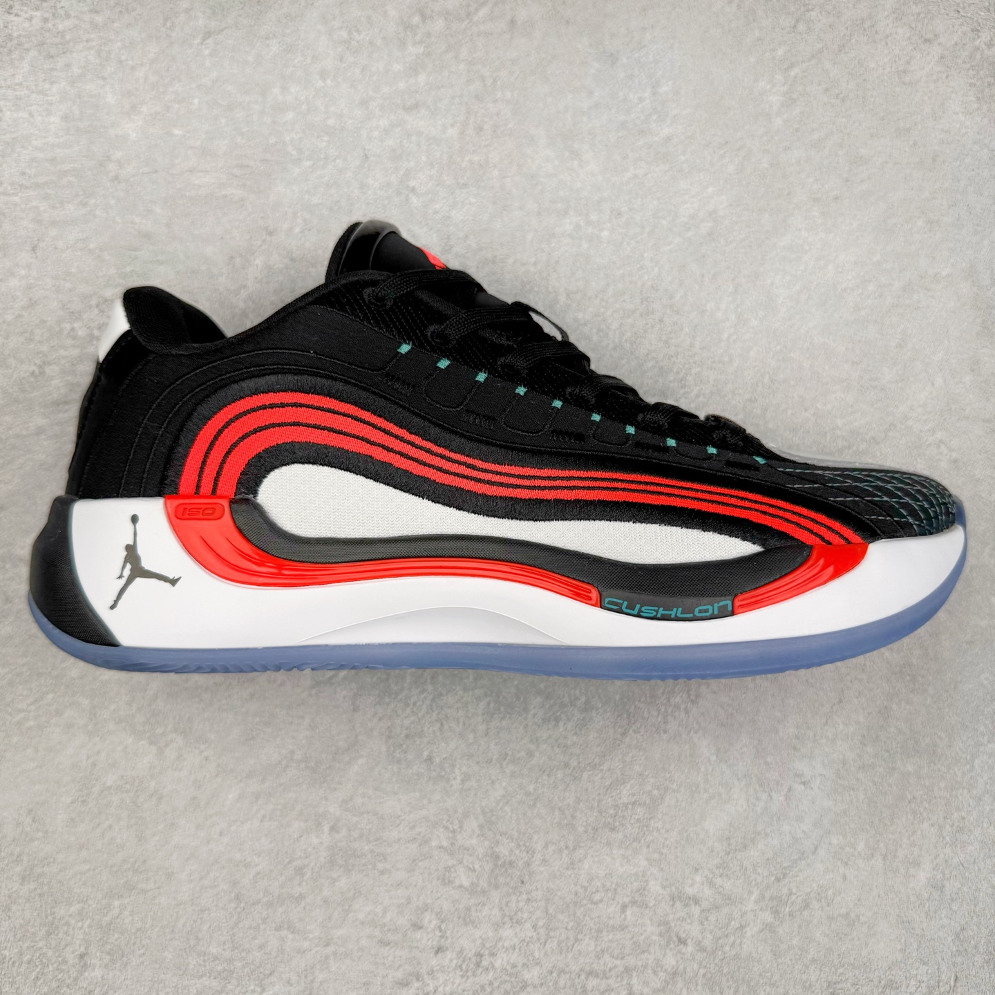 Jordan Luka 4 卢卡东契奇签名实战舒适时尚减震防滑低帮篮球鞋 首先，中底方面，在保持全掌 Cushlon 3.0 的基础上，首次在前掌加入了一块 Zoom Air 气垫，进一步提升响应反馈。除此之外，作为每一代 Luka 签名鞋都会拥有的标志性科技，IsoPlate 本次也进行优化，为东契奇在赛场上摆脱防守、寻求突破空间、施展拿手的后撤步，提供了可靠的稳定保障。鞋面采用从 Luka 1 升级而来的 Flightwire 技术，在保证球鞋透气性的同时，在关键部位进行线条支撑补强，给予双脚更加扎实的包裹。除此之外，外底也采用全新科技，相比我们熟悉的 XDR 橡胶，在保持出色耐用性与抓地力的同时，重量更轻。后跟部位的立体盾型位置，点缀有同样呼应斯洛文尼亚国徽的三颗星星。加之鞋舌部位，在类似斑驳质感的皮料上，刺绣有醒目的东契奇个人 Logo 刺绣，突显个人签名鞋的专属身份。尺码：40 40.5 41 42 42.5 43 44 44.5 45 46-选品中心