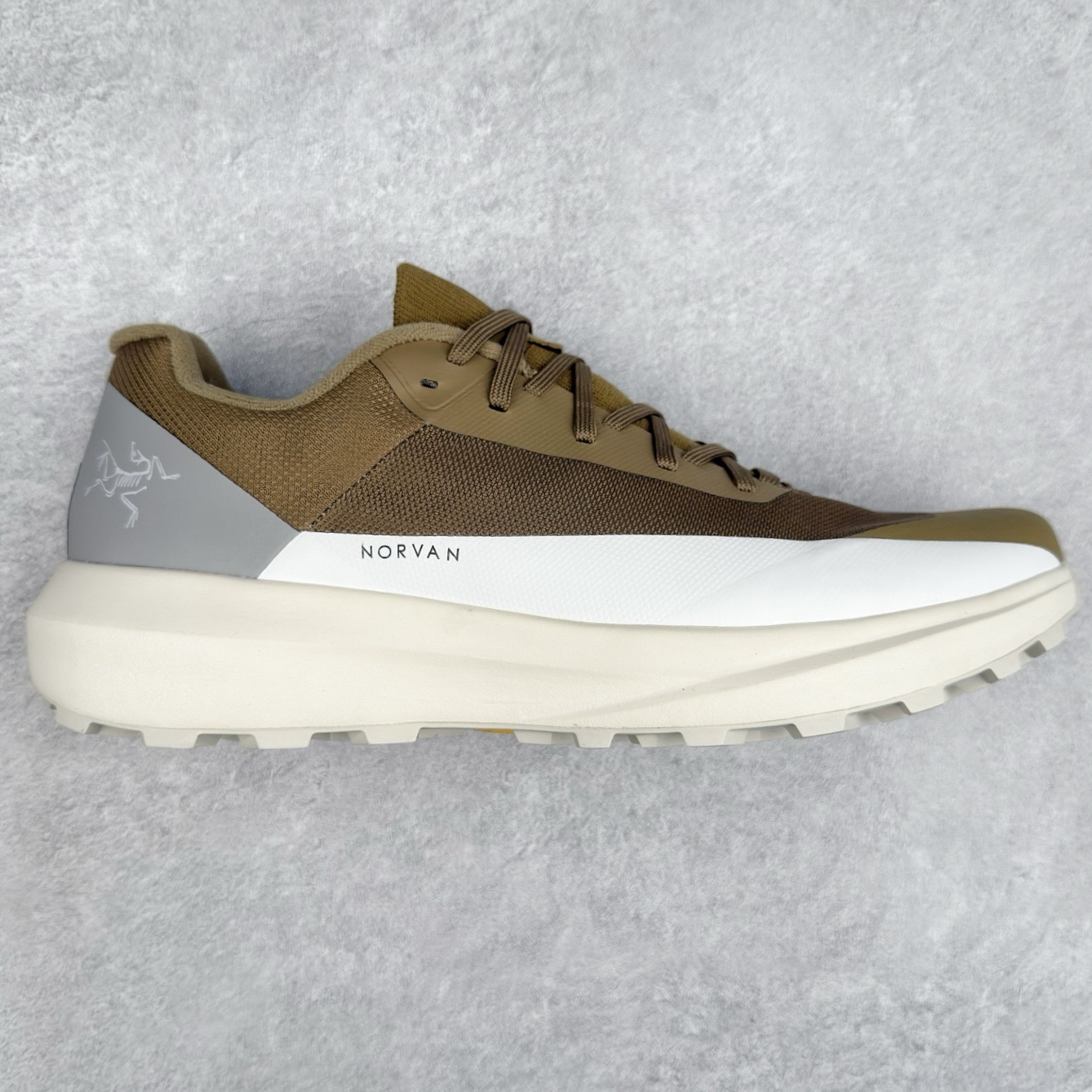 ＃HP Arcteryx Norvan LD 4 始祖鸟舒适柔软防滑耐磨低帮越野跑步鞋 Arcteryx中文名始祖鸟 加拿大户外服饰品牌 1989年创立于加拿大温哥华 始祖鸟来自加拿大海岸山脉 植根高山的专业户外品牌 始终秉承对精湛设计和工艺孜孜以求的准则 从1989年创立至今 Arcteryx始终不断在产品设计与做工上不惜工本 以满足始祖鸟的标准 品质、设计以及精简的理念造就了其良好的性能 并能满足严苛环境下的使用需求 尺码：36 37 38 39 40 41 42 43 44-选品中心