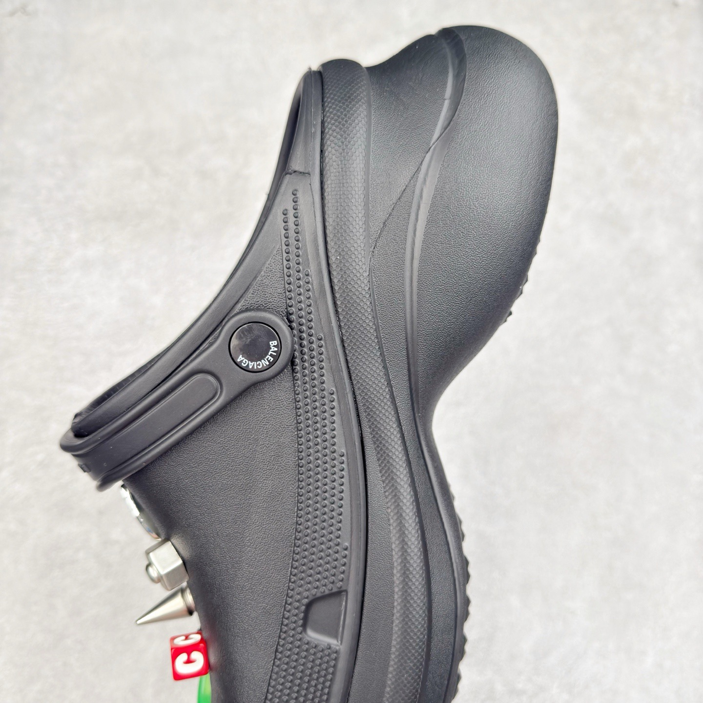 图片[7]-＃纯原 Crocs x Balenciaga 巴黎世家联名卡骆驰厚底圆头洞洞鞋 超轻Croslite专利材料打造 鞋面更加耐用易清洗 该鞋款轻盈舒适 2002年 经典克骆格诞生 秉承外形简单 穿着舒适的初衷 不断为消费者带来舒适的穿着体验 穿出“趣”味 鞋面洞洞可搭彰显个性的智必星 一鞋两穿 可调节式后跟带增添鞋身的稳固性能 放前面变成愜意舒适的凉拖 放后面行走跑跳更加稳妥 Croslite ™材料 封闭式细胞树脂 能够在体温作用下自动变形以适应脚部形状 涉水性优秀的同时易于清洁 抓地力强 不易打滑 Crocs的核心理念：轻便 灵活 全方位的舒适感 同步官方尺码：M4（36-37） M5（37-38）M6（38-39）M7（39-40）M8（41-42）M9（42-43）M10（43-44）-选品中心