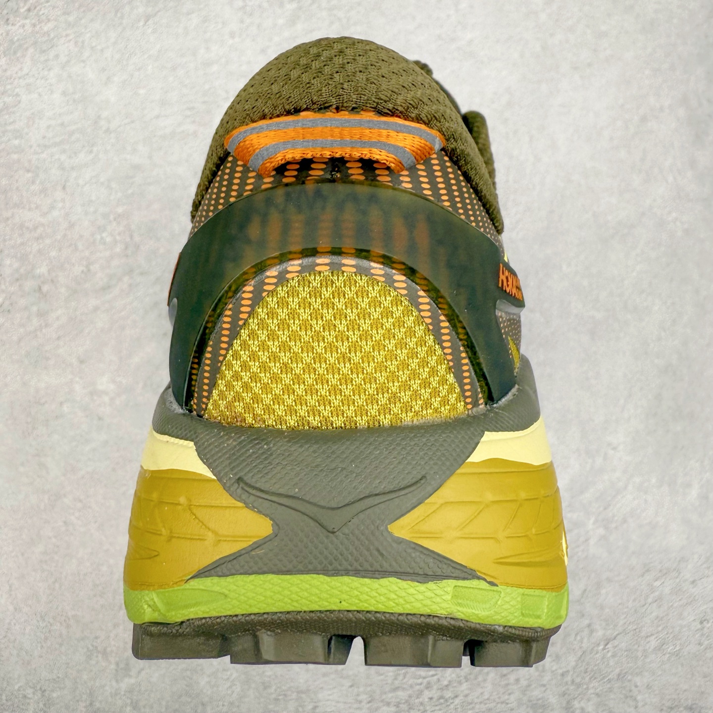 图片[8]-＃特价福利 HOKA ONE ONE Mafate Speed 2Low 玛法特2代系列低帮轻量户外越野休闲运动慢跑鞋 HOKA ONE ONE 最近推出了一个胶囊系列 Origin Story 这个系列里的 Mafate Speed 2 可以说让我日思夜想有一阵子了 最近终于拔草 让我来分享一下这双也是上脚赞到爆的越野跑鞋吧 以阿尔卑斯山脉作为主题将亮黄色与蓝色调覆盖在这经典轮廓之上 配色的呈现效果相当亮眼 以至于很多人买这个配色是用来日常搭配的 鞋面采用超轻的无缝架构 轻薄的TPU贴在透气的鞋面材料上 减轻重量同时也保证了支撑性 鞋底则采用滚动平衡技术 引导跑者回归自然步态 祖传的神奇EVA材质中底依旧是一如既往地表现优秀 能提供充足的缓震 作为HOKA家的越野跑鞋 VIBRAM 橡胶大底也是必不可少的 即便在复杂湿滑的地形 依旧能有良好的抓地力及稳定性 鞋带采用了弹性不易松脱的扁宽弹性鞋带 前掌与中掌部分也进行了加宽 也更加适合亚洲人的脚型 是一款十分全面且足够强悍的户外硬核越野鞋 而这双极其亮眼的越野跑鞋恰好又是在江山一百中参赛的UTMB冠军 Ludovic POMMERET 夺冠时穿着的战靴 这就让它变得更加有吸引力了 用来日常搭配的话短裤是基本不挑 长裤我个人推荐阔腿裤 工装裤以及各种长筒牛仔裤都可以 尺码：36 36.5 37.5 38 38.5 39 40 40.5 41 42 42.5 43 44 45-选品中心