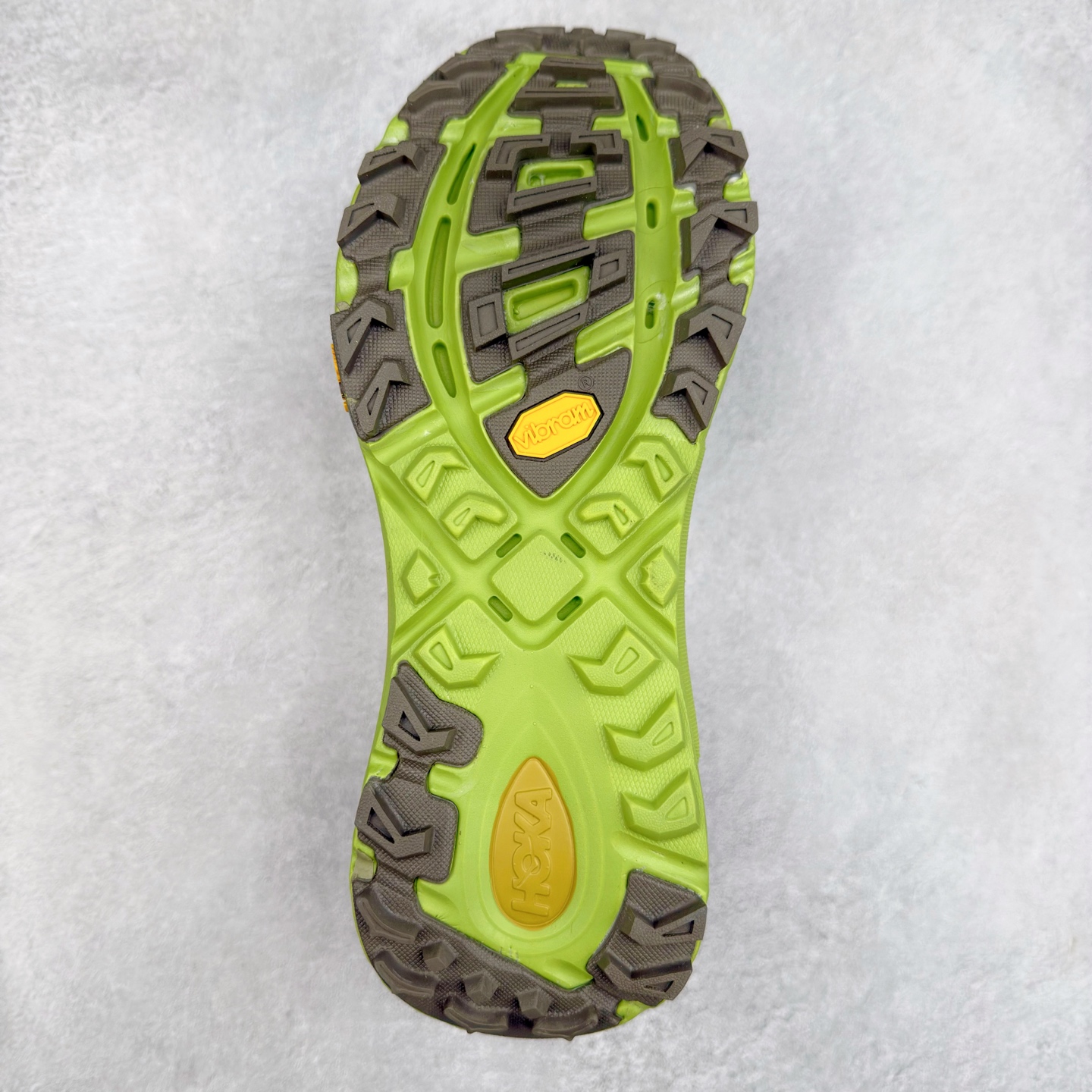 图片[9]-＃特价福利 HOKA ONE ONE Mafate Speed 2Low 玛法特2代系列低帮轻量户外越野休闲运动慢跑鞋 HOKA ONE ONE 最近推出了一个胶囊系列 Origin Story 这个系列里的 Mafate Speed 2 可以说让我日思夜想有一阵子了 最近终于拔草 让我来分享一下这双也是上脚赞到爆的越野跑鞋吧 以阿尔卑斯山脉作为主题将亮黄色与蓝色调覆盖在这经典轮廓之上 配色的呈现效果相当亮眼 以至于很多人买这个配色是用来日常搭配的 鞋面采用超轻的无缝架构 轻薄的TPU贴在透气的鞋面材料上 减轻重量同时也保证了支撑性 鞋底则采用滚动平衡技术 引导跑者回归自然步态 祖传的神奇EVA材质中底依旧是一如既往地表现优秀 能提供充足的缓震 作为HOKA家的越野跑鞋 VIBRAM 橡胶大底也是必不可少的 即便在复杂湿滑的地形 依旧能有良好的抓地力及稳定性 鞋带采用了弹性不易松脱的扁宽弹性鞋带 前掌与中掌部分也进行了加宽 也更加适合亚洲人的脚型 是一款十分全面且足够强悍的户外硬核越野鞋 而这双极其亮眼的越野跑鞋恰好又是在江山一百中参赛的UTMB冠军 Ludovic POMMERET 夺冠时穿着的战靴 这就让它变得更加有吸引力了 用来日常搭配的话短裤是基本不挑 长裤我个人推荐阔腿裤 工装裤以及各种长筒牛仔裤都可以 尺码：36 36.5 37.5 38 38.5 39 40 40.5 41 42 42.5 43 44 45-选品中心