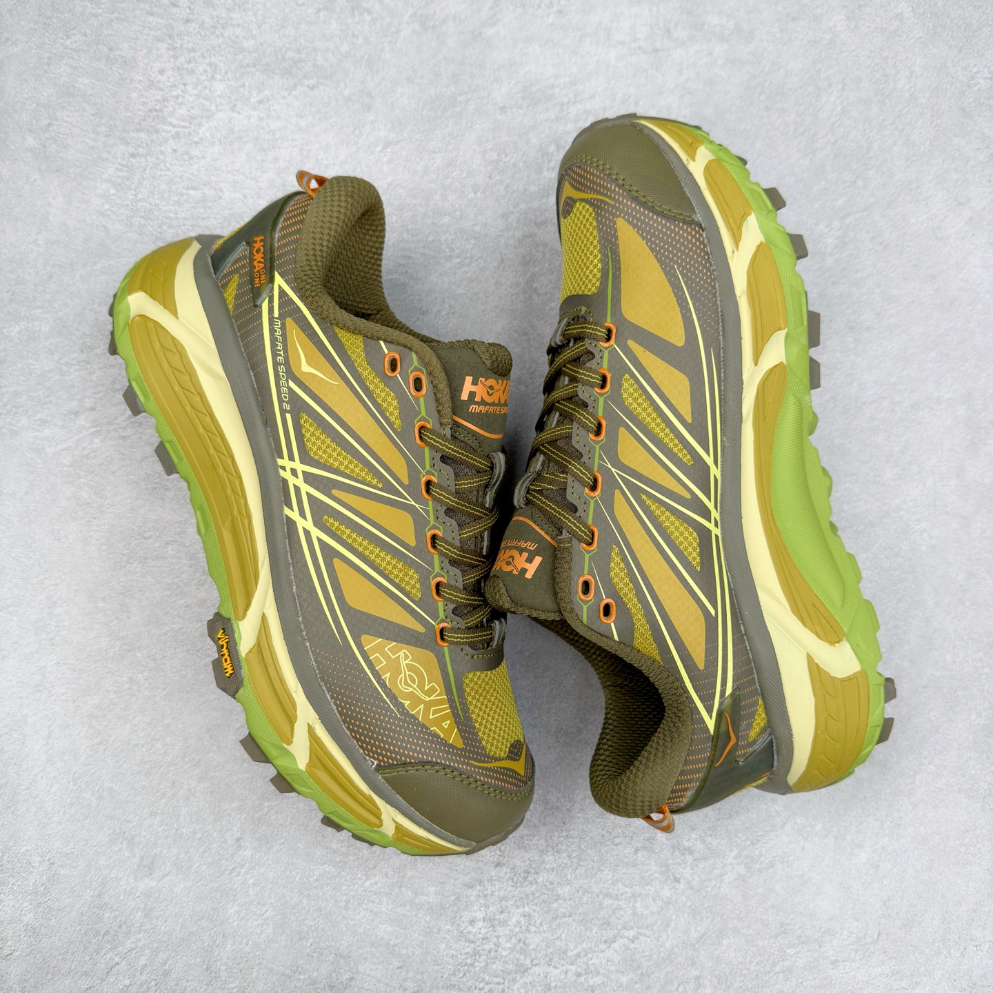 图片[3]-＃特价福利 HOKA ONE ONE Mafate Speed 2Low 玛法特2代系列低帮轻量户外越野休闲运动慢跑鞋 HOKA ONE ONE 最近推出了一个胶囊系列 Origin Story 这个系列里的 Mafate Speed 2 可以说让我日思夜想有一阵子了 最近终于拔草 让我来分享一下这双也是上脚赞到爆的越野跑鞋吧 以阿尔卑斯山脉作为主题将亮黄色与蓝色调覆盖在这经典轮廓之上 配色的呈现效果相当亮眼 以至于很多人买这个配色是用来日常搭配的 鞋面采用超轻的无缝架构 轻薄的TPU贴在透气的鞋面材料上 减轻重量同时也保证了支撑性 鞋底则采用滚动平衡技术 引导跑者回归自然步态 祖传的神奇EVA材质中底依旧是一如既往地表现优秀 能提供充足的缓震 作为HOKA家的越野跑鞋 VIBRAM 橡胶大底也是必不可少的 即便在复杂湿滑的地形 依旧能有良好的抓地力及稳定性 鞋带采用了弹性不易松脱的扁宽弹性鞋带 前掌与中掌部分也进行了加宽 也更加适合亚洲人的脚型 是一款十分全面且足够强悍的户外硬核越野鞋 而这双极其亮眼的越野跑鞋恰好又是在江山一百中参赛的UTMB冠军 Ludovic POMMERET 夺冠时穿着的战靴 这就让它变得更加有吸引力了 用来日常搭配的话短裤是基本不挑 长裤我个人推荐阔腿裤 工装裤以及各种长筒牛仔裤都可以 尺码：36 36.5 37.5 38 38.5 39 40 40.5 41 42 42.5 43 44 45-选品中心