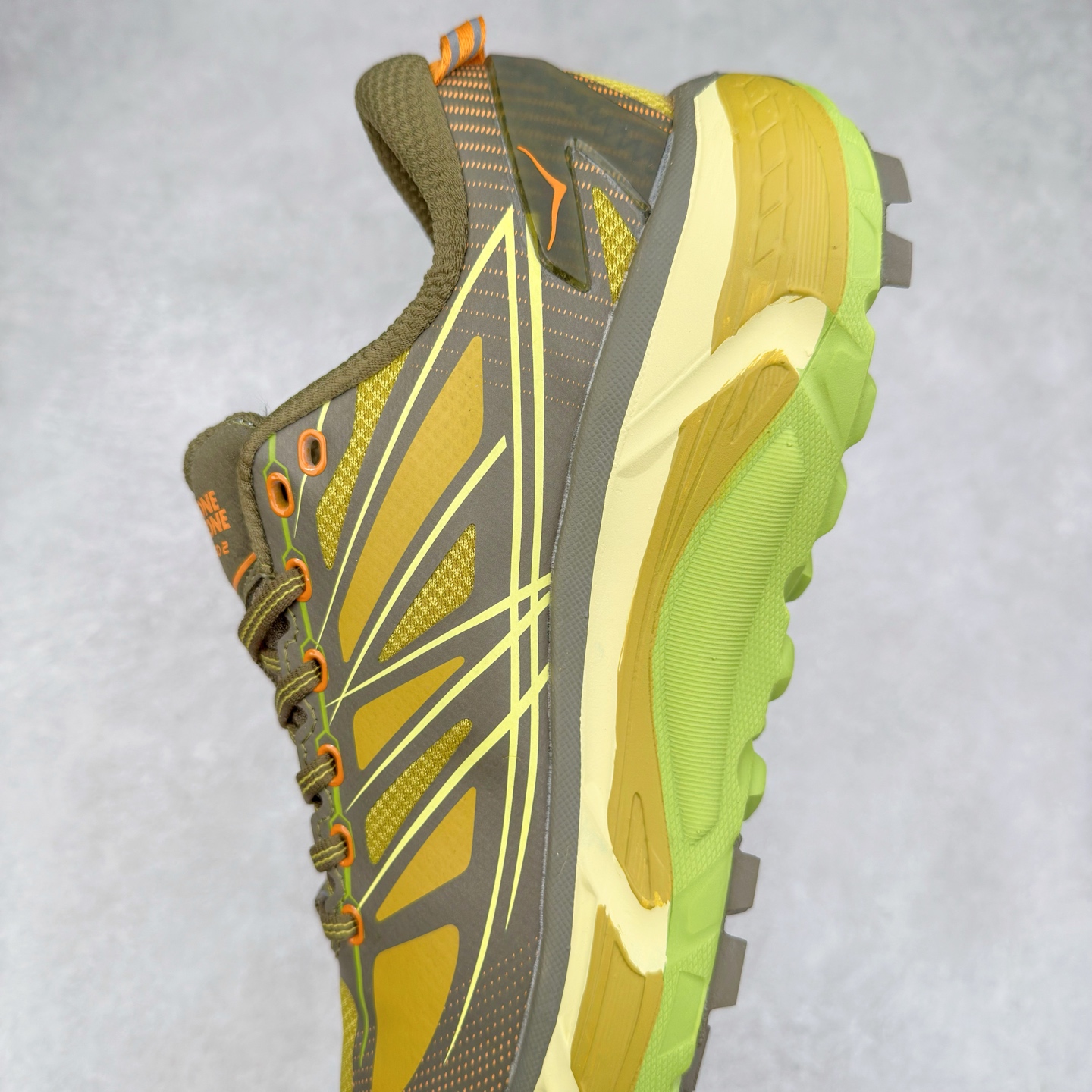 图片[7]-＃特价福利 HOKA ONE ONE Mafate Speed 2Low 玛法特2代系列低帮轻量户外越野休闲运动慢跑鞋 HOKA ONE ONE 最近推出了一个胶囊系列 Origin Story 这个系列里的 Mafate Speed 2 可以说让我日思夜想有一阵子了 最近终于拔草 让我来分享一下这双也是上脚赞到爆的越野跑鞋吧 以阿尔卑斯山脉作为主题将亮黄色与蓝色调覆盖在这经典轮廓之上 配色的呈现效果相当亮眼 以至于很多人买这个配色是用来日常搭配的 鞋面采用超轻的无缝架构 轻薄的TPU贴在透气的鞋面材料上 减轻重量同时也保证了支撑性 鞋底则采用滚动平衡技术 引导跑者回归自然步态 祖传的神奇EVA材质中底依旧是一如既往地表现优秀 能提供充足的缓震 作为HOKA家的越野跑鞋 VIBRAM 橡胶大底也是必不可少的 即便在复杂湿滑的地形 依旧能有良好的抓地力及稳定性 鞋带采用了弹性不易松脱的扁宽弹性鞋带 前掌与中掌部分也进行了加宽 也更加适合亚洲人的脚型 是一款十分全面且足够强悍的户外硬核越野鞋 而这双极其亮眼的越野跑鞋恰好又是在江山一百中参赛的UTMB冠军 Ludovic POMMERET 夺冠时穿着的战靴 这就让它变得更加有吸引力了 用来日常搭配的话短裤是基本不挑 长裤我个人推荐阔腿裤 工装裤以及各种长筒牛仔裤都可以 尺码：36 36.5 37.5 38 38.5 39 40 40.5 41 42 42.5 43 44 45-选品中心
