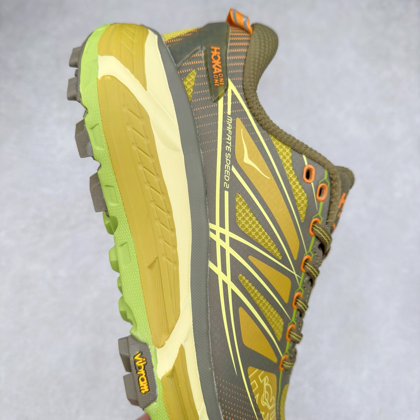 图片[6]-＃特价福利 HOKA ONE ONE Mafate Speed 2Low 玛法特2代系列低帮轻量户外越野休闲运动慢跑鞋 HOKA ONE ONE 最近推出了一个胶囊系列 Origin Story 这个系列里的 Mafate Speed 2 可以说让我日思夜想有一阵子了 最近终于拔草 让我来分享一下这双也是上脚赞到爆的越野跑鞋吧 以阿尔卑斯山脉作为主题将亮黄色与蓝色调覆盖在这经典轮廓之上 配色的呈现效果相当亮眼 以至于很多人买这个配色是用来日常搭配的 鞋面采用超轻的无缝架构 轻薄的TPU贴在透气的鞋面材料上 减轻重量同时也保证了支撑性 鞋底则采用滚动平衡技术 引导跑者回归自然步态 祖传的神奇EVA材质中底依旧是一如既往地表现优秀 能提供充足的缓震 作为HOKA家的越野跑鞋 VIBRAM 橡胶大底也是必不可少的 即便在复杂湿滑的地形 依旧能有良好的抓地力及稳定性 鞋带采用了弹性不易松脱的扁宽弹性鞋带 前掌与中掌部分也进行了加宽 也更加适合亚洲人的脚型 是一款十分全面且足够强悍的户外硬核越野鞋 而这双极其亮眼的越野跑鞋恰好又是在江山一百中参赛的UTMB冠军 Ludovic POMMERET 夺冠时穿着的战靴 这就让它变得更加有吸引力了 用来日常搭配的话短裤是基本不挑 长裤我个人推荐阔腿裤 工装裤以及各种长筒牛仔裤都可以 尺码：36 36.5 37.5 38 38.5 39 40 40.5 41 42 42.5 43 44 45-选品中心