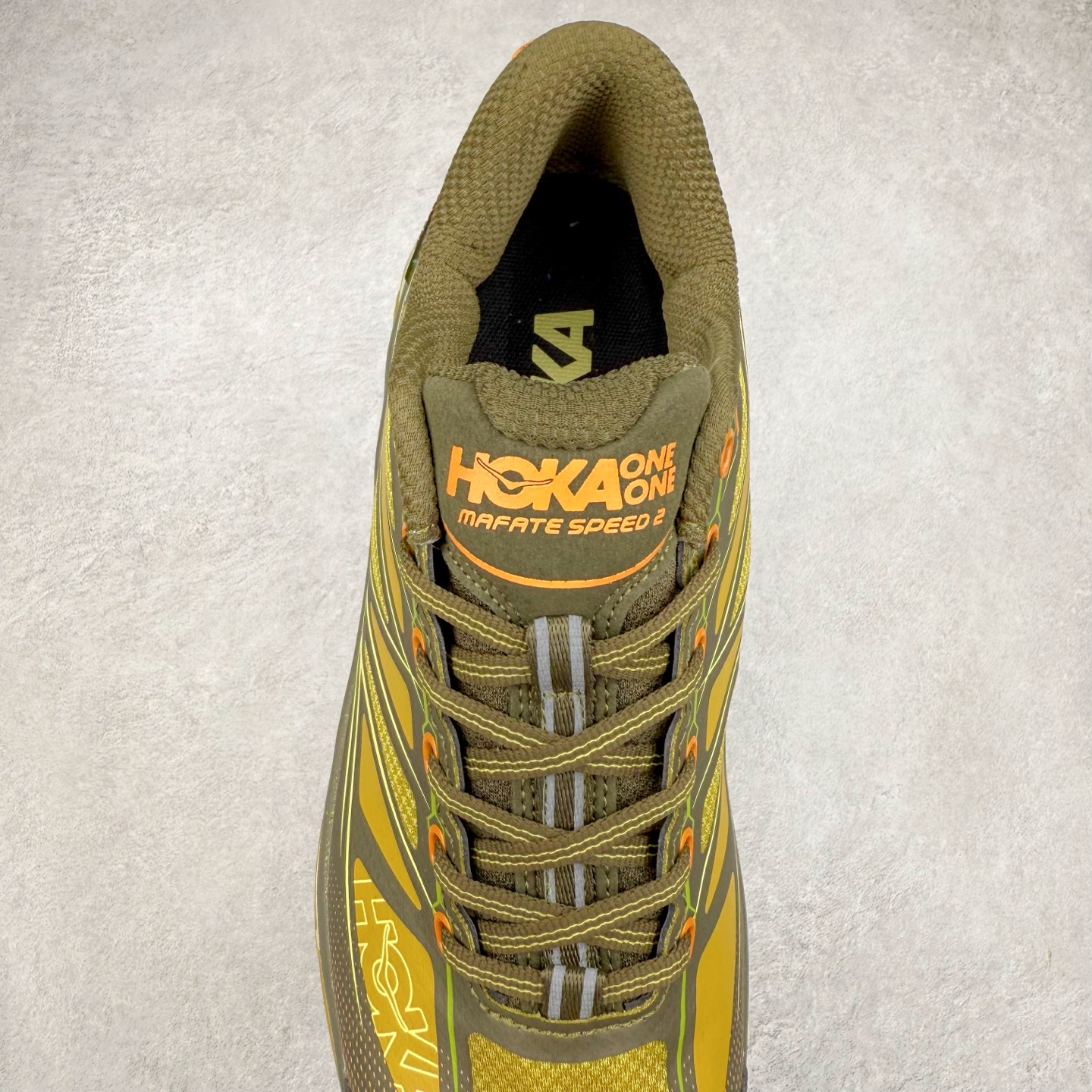 图片[5]-＃特价福利 HOKA ONE ONE Mafate Speed 2Low 玛法特2代系列低帮轻量户外越野休闲运动慢跑鞋 HOKA ONE ONE 最近推出了一个胶囊系列 Origin Story 这个系列里的 Mafate Speed 2 可以说让我日思夜想有一阵子了 最近终于拔草 让我来分享一下这双也是上脚赞到爆的越野跑鞋吧 以阿尔卑斯山脉作为主题将亮黄色与蓝色调覆盖在这经典轮廓之上 配色的呈现效果相当亮眼 以至于很多人买这个配色是用来日常搭配的 鞋面采用超轻的无缝架构 轻薄的TPU贴在透气的鞋面材料上 减轻重量同时也保证了支撑性 鞋底则采用滚动平衡技术 引导跑者回归自然步态 祖传的神奇EVA材质中底依旧是一如既往地表现优秀 能提供充足的缓震 作为HOKA家的越野跑鞋 VIBRAM 橡胶大底也是必不可少的 即便在复杂湿滑的地形 依旧能有良好的抓地力及稳定性 鞋带采用了弹性不易松脱的扁宽弹性鞋带 前掌与中掌部分也进行了加宽 也更加适合亚洲人的脚型 是一款十分全面且足够强悍的户外硬核越野鞋 而这双极其亮眼的越野跑鞋恰好又是在江山一百中参赛的UTMB冠军 Ludovic POMMERET 夺冠时穿着的战靴 这就让它变得更加有吸引力了 用来日常搭配的话短裤是基本不挑 长裤我个人推荐阔腿裤 工装裤以及各种长筒牛仔裤都可以 尺码：36 36.5 37.5 38 38.5 39 40 40.5 41 42 42.5 43 44 45-选品中心