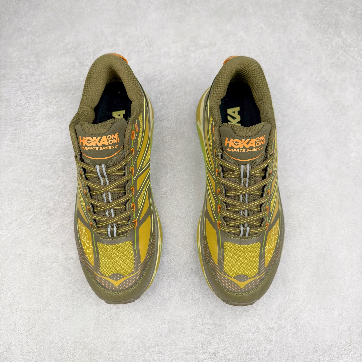 图片[2]-＃特价福利 HOKA ONE ONE Mafate Speed 2Low 玛法特2代系列低帮轻量户外越野休闲运动慢跑鞋 HOKA ONE ONE 最近推出了一个胶囊系列 Origin Story 这个系列里的 Mafate Speed 2 可以说让我日思夜想有一阵子了 最近终于拔草 让我来分享一下这双也是上脚赞到爆的越野跑鞋吧 以阿尔卑斯山脉作为主题将亮黄色与蓝色调覆盖在这经典轮廓之上 配色的呈现效果相当亮眼 以至于很多人买这个配色是用来日常搭配的 鞋面采用超轻的无缝架构 轻薄的TPU贴在透气的鞋面材料上 减轻重量同时也保证了支撑性 鞋底则采用滚动平衡技术 引导跑者回归自然步态 祖传的神奇EVA材质中底依旧是一如既往地表现优秀 能提供充足的缓震 作为HOKA家的越野跑鞋 VIBRAM 橡胶大底也是必不可少的 即便在复杂湿滑的地形 依旧能有良好的抓地力及稳定性 鞋带采用了弹性不易松脱的扁宽弹性鞋带 前掌与中掌部分也进行了加宽 也更加适合亚洲人的脚型 是一款十分全面且足够强悍的户外硬核越野鞋 而这双极其亮眼的越野跑鞋恰好又是在江山一百中参赛的UTMB冠军 Ludovic POMMERET 夺冠时穿着的战靴 这就让它变得更加有吸引力了 用来日常搭配的话短裤是基本不挑 长裤我个人推荐阔腿裤 工装裤以及各种长筒牛仔裤都可以 尺码：36 36.5 37.5 38 38.5 39 40 40.5 41 42 42.5 43 44 45-选品中心