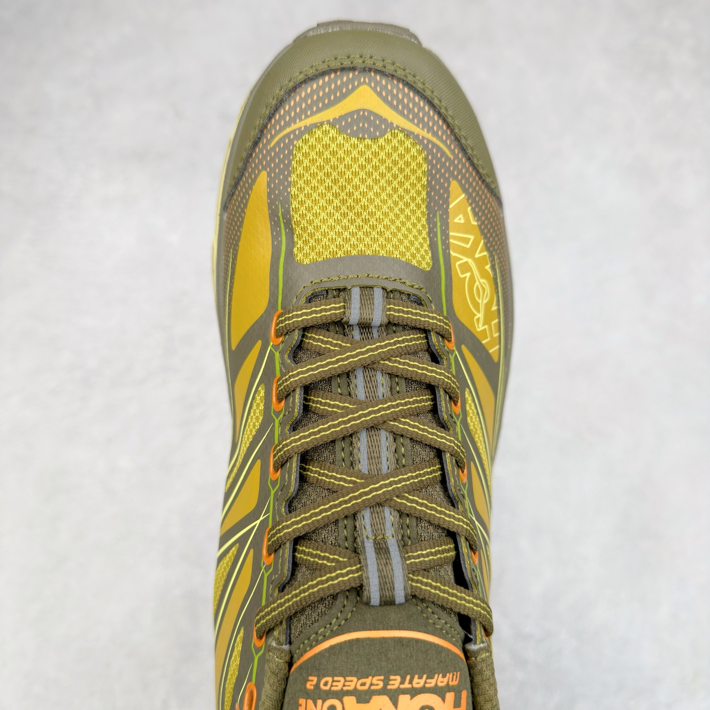 图片[4]-＃特价福利 HOKA ONE ONE Mafate Speed 2Low 玛法特2代系列低帮轻量户外越野休闲运动慢跑鞋 HOKA ONE ONE 最近推出了一个胶囊系列 Origin Story 这个系列里的 Mafate Speed 2 可以说让我日思夜想有一阵子了 最近终于拔草 让我来分享一下这双也是上脚赞到爆的越野跑鞋吧 以阿尔卑斯山脉作为主题将亮黄色与蓝色调覆盖在这经典轮廓之上 配色的呈现效果相当亮眼 以至于很多人买这个配色是用来日常搭配的 鞋面采用超轻的无缝架构 轻薄的TPU贴在透气的鞋面材料上 减轻重量同时也保证了支撑性 鞋底则采用滚动平衡技术 引导跑者回归自然步态 祖传的神奇EVA材质中底依旧是一如既往地表现优秀 能提供充足的缓震 作为HOKA家的越野跑鞋 VIBRAM 橡胶大底也是必不可少的 即便在复杂湿滑的地形 依旧能有良好的抓地力及稳定性 鞋带采用了弹性不易松脱的扁宽弹性鞋带 前掌与中掌部分也进行了加宽 也更加适合亚洲人的脚型 是一款十分全面且足够强悍的户外硬核越野鞋 而这双极其亮眼的越野跑鞋恰好又是在江山一百中参赛的UTMB冠军 Ludovic POMMERET 夺冠时穿着的战靴 这就让它变得更加有吸引力了 用来日常搭配的话短裤是基本不挑 长裤我个人推荐阔腿裤 工装裤以及各种长筒牛仔裤都可以 尺码：36 36.5 37.5 38 38.5 39 40 40.5 41 42 42.5 43 44 45-选品中心