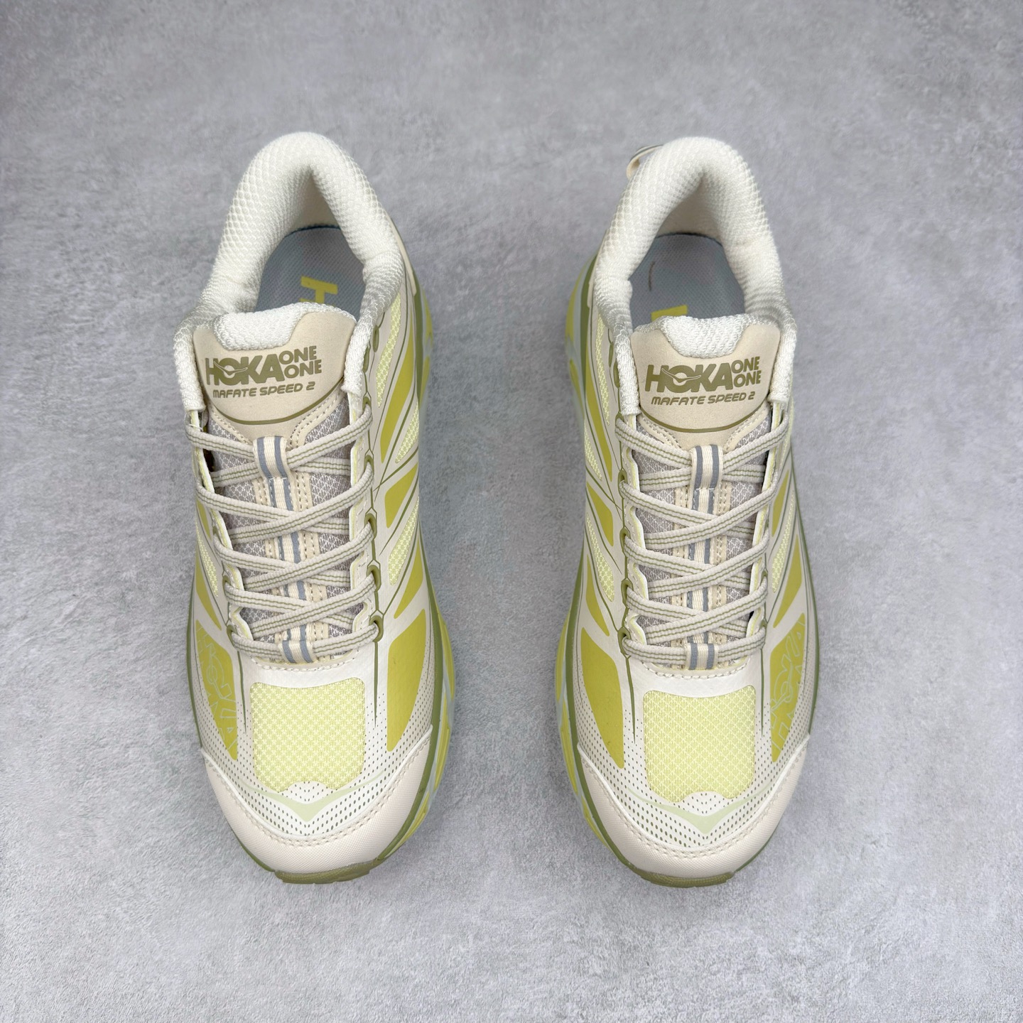 图片[2]-＃特价福利 HOKA ONE ONE Mafate Speed 2Low 玛法特2代系列低帮轻量户外越野休闲运动慢跑鞋 HOKA ONE ONE 最近推出了一个胶囊系列 Origin Story 这个系列里的 Mafate Speed 2 可以说让我日思夜想有一阵子了 最近终于拔草 让我来分享一下这双也是上脚赞到爆的越野跑鞋吧 以阿尔卑斯山脉作为主题将亮黄色与蓝色调覆盖在这经典轮廓之上 配色的呈现效果相当亮眼 以至于很多人买这个配色是用来日常搭配的 鞋面采用超轻的无缝架构 轻薄的TPU贴在透气的鞋面材料上 减轻重量同时也保证了支撑性 鞋底则采用滚动平衡技术 引导跑者回归自然步态 祖传的神奇EVA材质中底依旧是一如既往地表现优秀 能提供充足的缓震 作为HOKA家的越野跑鞋 VIBRAM 橡胶大底也是必不可少的 即便在复杂湿滑的地形 依旧能有良好的抓地力及稳定性 鞋带采用了弹性不易松脱的扁宽弹性鞋带 前掌与中掌部分也进行了加宽 也更加适合亚洲人的脚型 是一款十分全面且足够强悍的户外硬核越野鞋 而这双极其亮眼的越野跑鞋恰好又是在江山一百中参赛的UTMB冠军 Ludovic POMMERET 夺冠时穿着的战靴 这就让它变得更加有吸引力了 用来日常搭配的话短裤是基本不挑 长裤我个人推荐阔腿裤 工装裤以及各种长筒牛仔裤都可以 尺码：36 36.5 37.5 38 38.5 39 40 40.5 41 42 42.5 43 44 45-选品中心