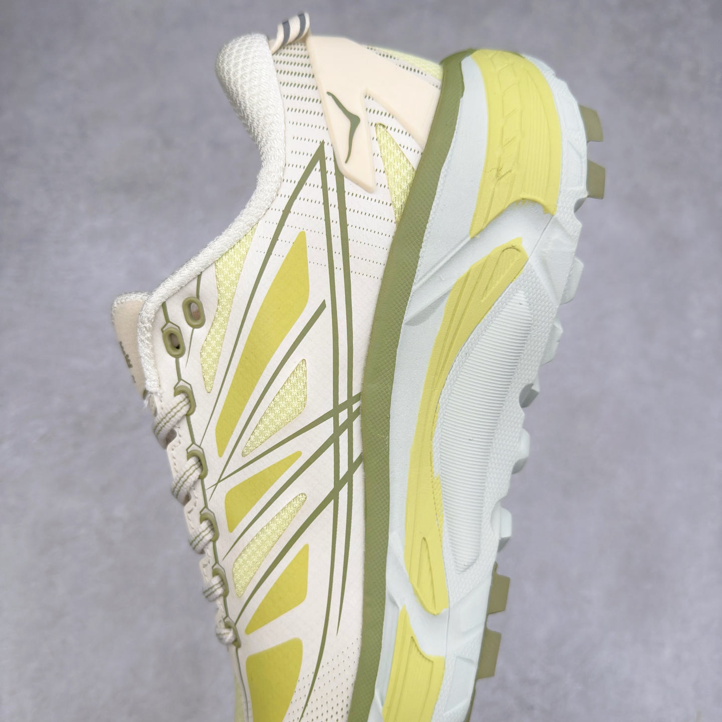 图片[7]-＃特价福利 HOKA ONE ONE Mafate Speed 2Low 玛法特2代系列低帮轻量户外越野休闲运动慢跑鞋 HOKA ONE ONE 最近推出了一个胶囊系列 Origin Story 这个系列里的 Mafate Speed 2 可以说让我日思夜想有一阵子了 最近终于拔草 让我来分享一下这双也是上脚赞到爆的越野跑鞋吧 以阿尔卑斯山脉作为主题将亮黄色与蓝色调覆盖在这经典轮廓之上 配色的呈现效果相当亮眼 以至于很多人买这个配色是用来日常搭配的 鞋面采用超轻的无缝架构 轻薄的TPU贴在透气的鞋面材料上 减轻重量同时也保证了支撑性 鞋底则采用滚动平衡技术 引导跑者回归自然步态 祖传的神奇EVA材质中底依旧是一如既往地表现优秀 能提供充足的缓震 作为HOKA家的越野跑鞋 VIBRAM 橡胶大底也是必不可少的 即便在复杂湿滑的地形 依旧能有良好的抓地力及稳定性 鞋带采用了弹性不易松脱的扁宽弹性鞋带 前掌与中掌部分也进行了加宽 也更加适合亚洲人的脚型 是一款十分全面且足够强悍的户外硬核越野鞋 而这双极其亮眼的越野跑鞋恰好又是在江山一百中参赛的UTMB冠军 Ludovic POMMERET 夺冠时穿着的战靴 这就让它变得更加有吸引力了 用来日常搭配的话短裤是基本不挑 长裤我个人推荐阔腿裤 工装裤以及各种长筒牛仔裤都可以 尺码：36 36.5 37.5 38 38.5 39 40 40.5 41 42 42.5 43 44 45-选品中心