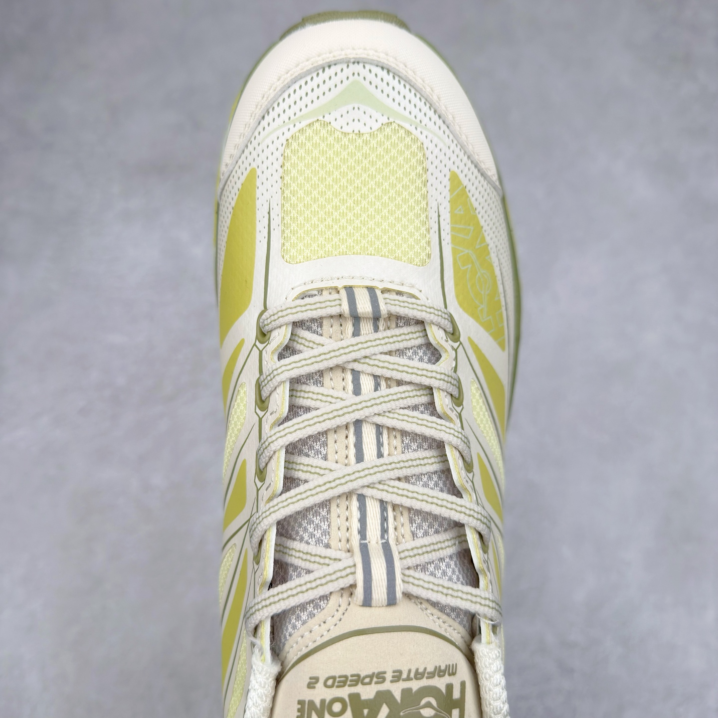 图片[4]-＃特价福利 HOKA ONE ONE Mafate Speed 2Low 玛法特2代系列低帮轻量户外越野休闲运动慢跑鞋 HOKA ONE ONE 最近推出了一个胶囊系列 Origin Story 这个系列里的 Mafate Speed 2 可以说让我日思夜想有一阵子了 最近终于拔草 让我来分享一下这双也是上脚赞到爆的越野跑鞋吧 以阿尔卑斯山脉作为主题将亮黄色与蓝色调覆盖在这经典轮廓之上 配色的呈现效果相当亮眼 以至于很多人买这个配色是用来日常搭配的 鞋面采用超轻的无缝架构 轻薄的TPU贴在透气的鞋面材料上 减轻重量同时也保证了支撑性 鞋底则采用滚动平衡技术 引导跑者回归自然步态 祖传的神奇EVA材质中底依旧是一如既往地表现优秀 能提供充足的缓震 作为HOKA家的越野跑鞋 VIBRAM 橡胶大底也是必不可少的 即便在复杂湿滑的地形 依旧能有良好的抓地力及稳定性 鞋带采用了弹性不易松脱的扁宽弹性鞋带 前掌与中掌部分也进行了加宽 也更加适合亚洲人的脚型 是一款十分全面且足够强悍的户外硬核越野鞋 而这双极其亮眼的越野跑鞋恰好又是在江山一百中参赛的UTMB冠军 Ludovic POMMERET 夺冠时穿着的战靴 这就让它变得更加有吸引力了 用来日常搭配的话短裤是基本不挑 长裤我个人推荐阔腿裤 工装裤以及各种长筒牛仔裤都可以 尺码：36 36.5 37.5 38 38.5 39 40 40.5 41 42 42.5 43 44 45-选品中心
