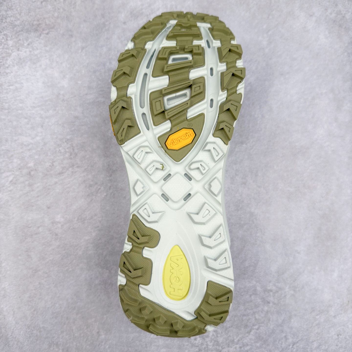 图片[9]-＃特价福利 HOKA ONE ONE Mafate Speed 2Low 玛法特2代系列低帮轻量户外越野休闲运动慢跑鞋 HOKA ONE ONE 最近推出了一个胶囊系列 Origin Story 这个系列里的 Mafate Speed 2 可以说让我日思夜想有一阵子了 最近终于拔草 让我来分享一下这双也是上脚赞到爆的越野跑鞋吧 以阿尔卑斯山脉作为主题将亮黄色与蓝色调覆盖在这经典轮廓之上 配色的呈现效果相当亮眼 以至于很多人买这个配色是用来日常搭配的 鞋面采用超轻的无缝架构 轻薄的TPU贴在透气的鞋面材料上 减轻重量同时也保证了支撑性 鞋底则采用滚动平衡技术 引导跑者回归自然步态 祖传的神奇EVA材质中底依旧是一如既往地表现优秀 能提供充足的缓震 作为HOKA家的越野跑鞋 VIBRAM 橡胶大底也是必不可少的 即便在复杂湿滑的地形 依旧能有良好的抓地力及稳定性 鞋带采用了弹性不易松脱的扁宽弹性鞋带 前掌与中掌部分也进行了加宽 也更加适合亚洲人的脚型 是一款十分全面且足够强悍的户外硬核越野鞋 而这双极其亮眼的越野跑鞋恰好又是在江山一百中参赛的UTMB冠军 Ludovic POMMERET 夺冠时穿着的战靴 这就让它变得更加有吸引力了 用来日常搭配的话短裤是基本不挑 长裤我个人推荐阔腿裤 工装裤以及各种长筒牛仔裤都可以 尺码：36 36.5 37.5 38 38.5 39 40 40.5 41 42 42.5 43 44 45-选品中心