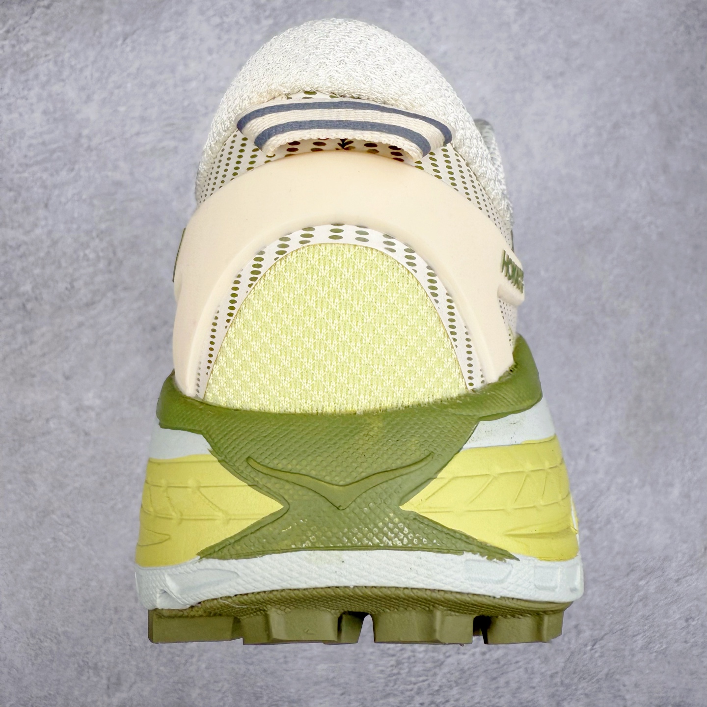 图片[8]-＃特价福利 HOKA ONE ONE Mafate Speed 2Low 玛法特2代系列低帮轻量户外越野休闲运动慢跑鞋 HOKA ONE ONE 最近推出了一个胶囊系列 Origin Story 这个系列里的 Mafate Speed 2 可以说让我日思夜想有一阵子了 最近终于拔草 让我来分享一下这双也是上脚赞到爆的越野跑鞋吧 以阿尔卑斯山脉作为主题将亮黄色与蓝色调覆盖在这经典轮廓之上 配色的呈现效果相当亮眼 以至于很多人买这个配色是用来日常搭配的 鞋面采用超轻的无缝架构 轻薄的TPU贴在透气的鞋面材料上 减轻重量同时也保证了支撑性 鞋底则采用滚动平衡技术 引导跑者回归自然步态 祖传的神奇EVA材质中底依旧是一如既往地表现优秀 能提供充足的缓震 作为HOKA家的越野跑鞋 VIBRAM 橡胶大底也是必不可少的 即便在复杂湿滑的地形 依旧能有良好的抓地力及稳定性 鞋带采用了弹性不易松脱的扁宽弹性鞋带 前掌与中掌部分也进行了加宽 也更加适合亚洲人的脚型 是一款十分全面且足够强悍的户外硬核越野鞋 而这双极其亮眼的越野跑鞋恰好又是在江山一百中参赛的UTMB冠军 Ludovic POMMERET 夺冠时穿着的战靴 这就让它变得更加有吸引力了 用来日常搭配的话短裤是基本不挑 长裤我个人推荐阔腿裤 工装裤以及各种长筒牛仔裤都可以 尺码：36 36.5 37.5 38 38.5 39 40 40.5 41 42 42.5 43 44 45-选品中心