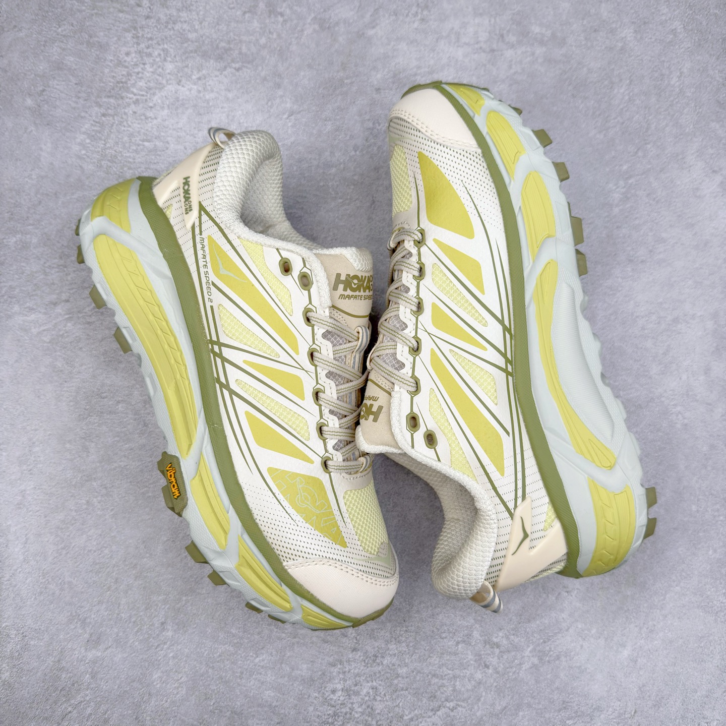 图片[3]-＃特价福利 HOKA ONE ONE Mafate Speed 2Low 玛法特2代系列低帮轻量户外越野休闲运动慢跑鞋 HOKA ONE ONE 最近推出了一个胶囊系列 Origin Story 这个系列里的 Mafate Speed 2 可以说让我日思夜想有一阵子了 最近终于拔草 让我来分享一下这双也是上脚赞到爆的越野跑鞋吧 以阿尔卑斯山脉作为主题将亮黄色与蓝色调覆盖在这经典轮廓之上 配色的呈现效果相当亮眼 以至于很多人买这个配色是用来日常搭配的 鞋面采用超轻的无缝架构 轻薄的TPU贴在透气的鞋面材料上 减轻重量同时也保证了支撑性 鞋底则采用滚动平衡技术 引导跑者回归自然步态 祖传的神奇EVA材质中底依旧是一如既往地表现优秀 能提供充足的缓震 作为HOKA家的越野跑鞋 VIBRAM 橡胶大底也是必不可少的 即便在复杂湿滑的地形 依旧能有良好的抓地力及稳定性 鞋带采用了弹性不易松脱的扁宽弹性鞋带 前掌与中掌部分也进行了加宽 也更加适合亚洲人的脚型 是一款十分全面且足够强悍的户外硬核越野鞋 而这双极其亮眼的越野跑鞋恰好又是在江山一百中参赛的UTMB冠军 Ludovic POMMERET 夺冠时穿着的战靴 这就让它变得更加有吸引力了 用来日常搭配的话短裤是基本不挑 长裤我个人推荐阔腿裤 工装裤以及各种长筒牛仔裤都可以 尺码：36 36.5 37.5 38 38.5 39 40 40.5 41 42 42.5 43 44 45-选品中心