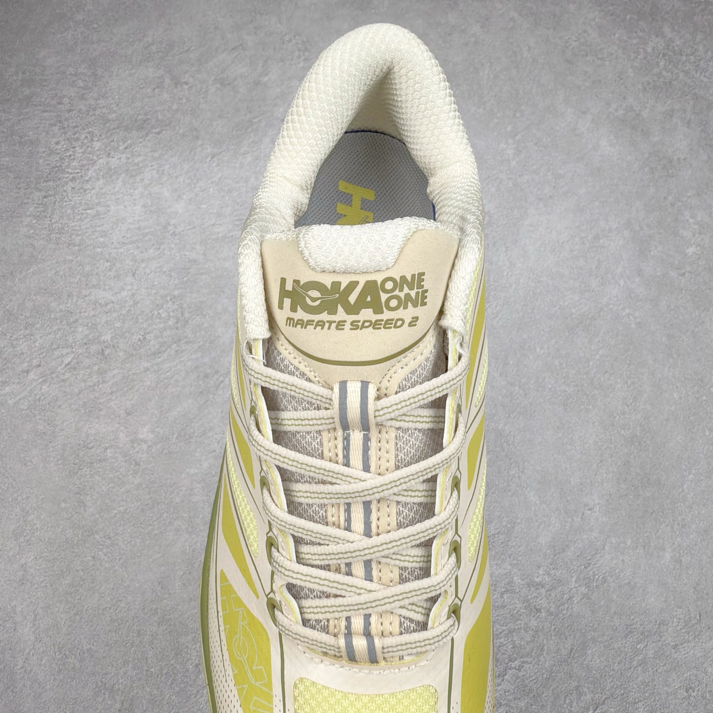 图片[5]-＃特价福利 HOKA ONE ONE Mafate Speed 2Low 玛法特2代系列低帮轻量户外越野休闲运动慢跑鞋 HOKA ONE ONE 最近推出了一个胶囊系列 Origin Story 这个系列里的 Mafate Speed 2 可以说让我日思夜想有一阵子了 最近终于拔草 让我来分享一下这双也是上脚赞到爆的越野跑鞋吧 以阿尔卑斯山脉作为主题将亮黄色与蓝色调覆盖在这经典轮廓之上 配色的呈现效果相当亮眼 以至于很多人买这个配色是用来日常搭配的 鞋面采用超轻的无缝架构 轻薄的TPU贴在透气的鞋面材料上 减轻重量同时也保证了支撑性 鞋底则采用滚动平衡技术 引导跑者回归自然步态 祖传的神奇EVA材质中底依旧是一如既往地表现优秀 能提供充足的缓震 作为HOKA家的越野跑鞋 VIBRAM 橡胶大底也是必不可少的 即便在复杂湿滑的地形 依旧能有良好的抓地力及稳定性 鞋带采用了弹性不易松脱的扁宽弹性鞋带 前掌与中掌部分也进行了加宽 也更加适合亚洲人的脚型 是一款十分全面且足够强悍的户外硬核越野鞋 而这双极其亮眼的越野跑鞋恰好又是在江山一百中参赛的UTMB冠军 Ludovic POMMERET 夺冠时穿着的战靴 这就让它变得更加有吸引力了 用来日常搭配的话短裤是基本不挑 长裤我个人推荐阔腿裤 工装裤以及各种长筒牛仔裤都可以 尺码：36 36.5 37.5 38 38.5 39 40 40.5 41 42 42.5 43 44 45-选品中心