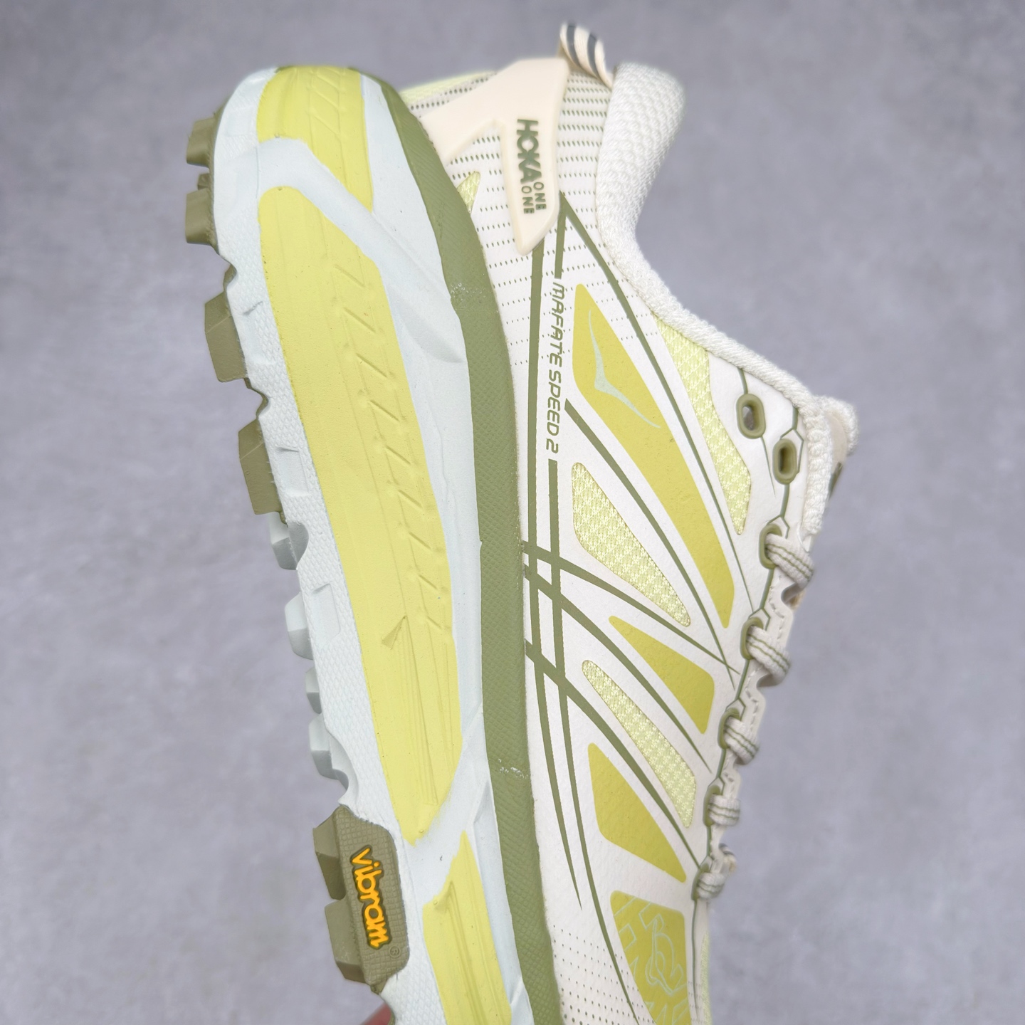 图片[6]-＃特价福利 HOKA ONE ONE Mafate Speed 2Low 玛法特2代系列低帮轻量户外越野休闲运动慢跑鞋 HOKA ONE ONE 最近推出了一个胶囊系列 Origin Story 这个系列里的 Mafate Speed 2 可以说让我日思夜想有一阵子了 最近终于拔草 让我来分享一下这双也是上脚赞到爆的越野跑鞋吧 以阿尔卑斯山脉作为主题将亮黄色与蓝色调覆盖在这经典轮廓之上 配色的呈现效果相当亮眼 以至于很多人买这个配色是用来日常搭配的 鞋面采用超轻的无缝架构 轻薄的TPU贴在透气的鞋面材料上 减轻重量同时也保证了支撑性 鞋底则采用滚动平衡技术 引导跑者回归自然步态 祖传的神奇EVA材质中底依旧是一如既往地表现优秀 能提供充足的缓震 作为HOKA家的越野跑鞋 VIBRAM 橡胶大底也是必不可少的 即便在复杂湿滑的地形 依旧能有良好的抓地力及稳定性 鞋带采用了弹性不易松脱的扁宽弹性鞋带 前掌与中掌部分也进行了加宽 也更加适合亚洲人的脚型 是一款十分全面且足够强悍的户外硬核越野鞋 而这双极其亮眼的越野跑鞋恰好又是在江山一百中参赛的UTMB冠军 Ludovic POMMERET 夺冠时穿着的战靴 这就让它变得更加有吸引力了 用来日常搭配的话短裤是基本不挑 长裤我个人推荐阔腿裤 工装裤以及各种长筒牛仔裤都可以 尺码：36 36.5 37.5 38 38.5 39 40 40.5 41 42 42.5 43 44 45-选品中心